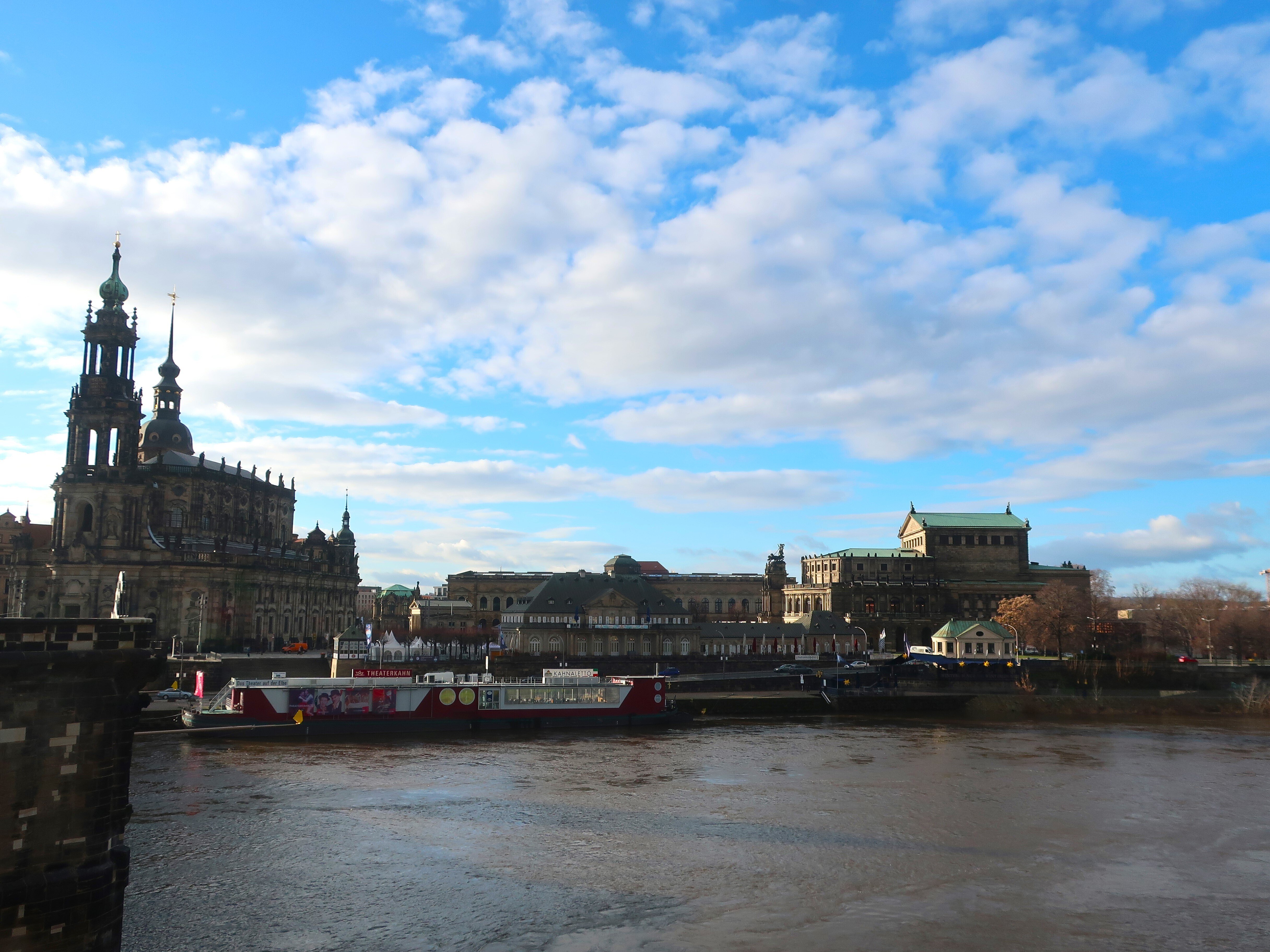 システィーナの聖母は意外と大きい!?ドストエフスキーも愛した名画を