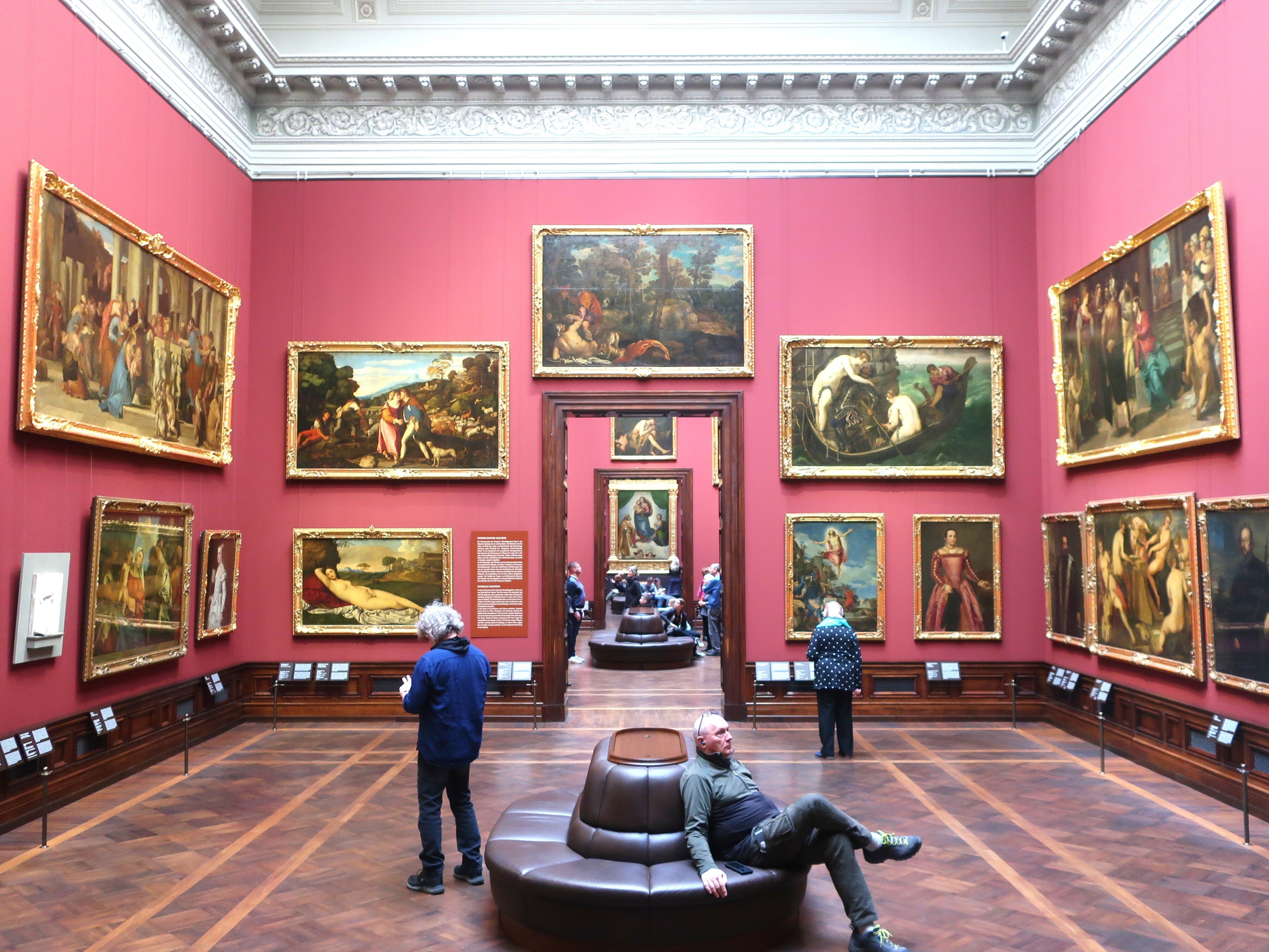 システィーナの聖母は意外と大きい!?ドストエフスキーも愛した名画を