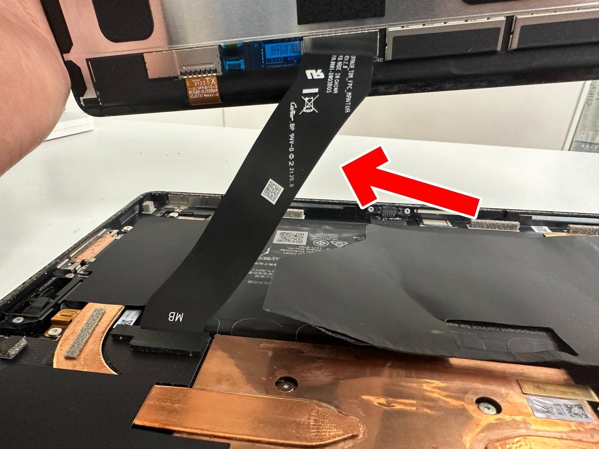 Surface Pro8のバッテリー交換で電源が入らない故障が改善!膨張 Surface Pro8のバッテリー交換で電源が入らない故障が改善!膨張