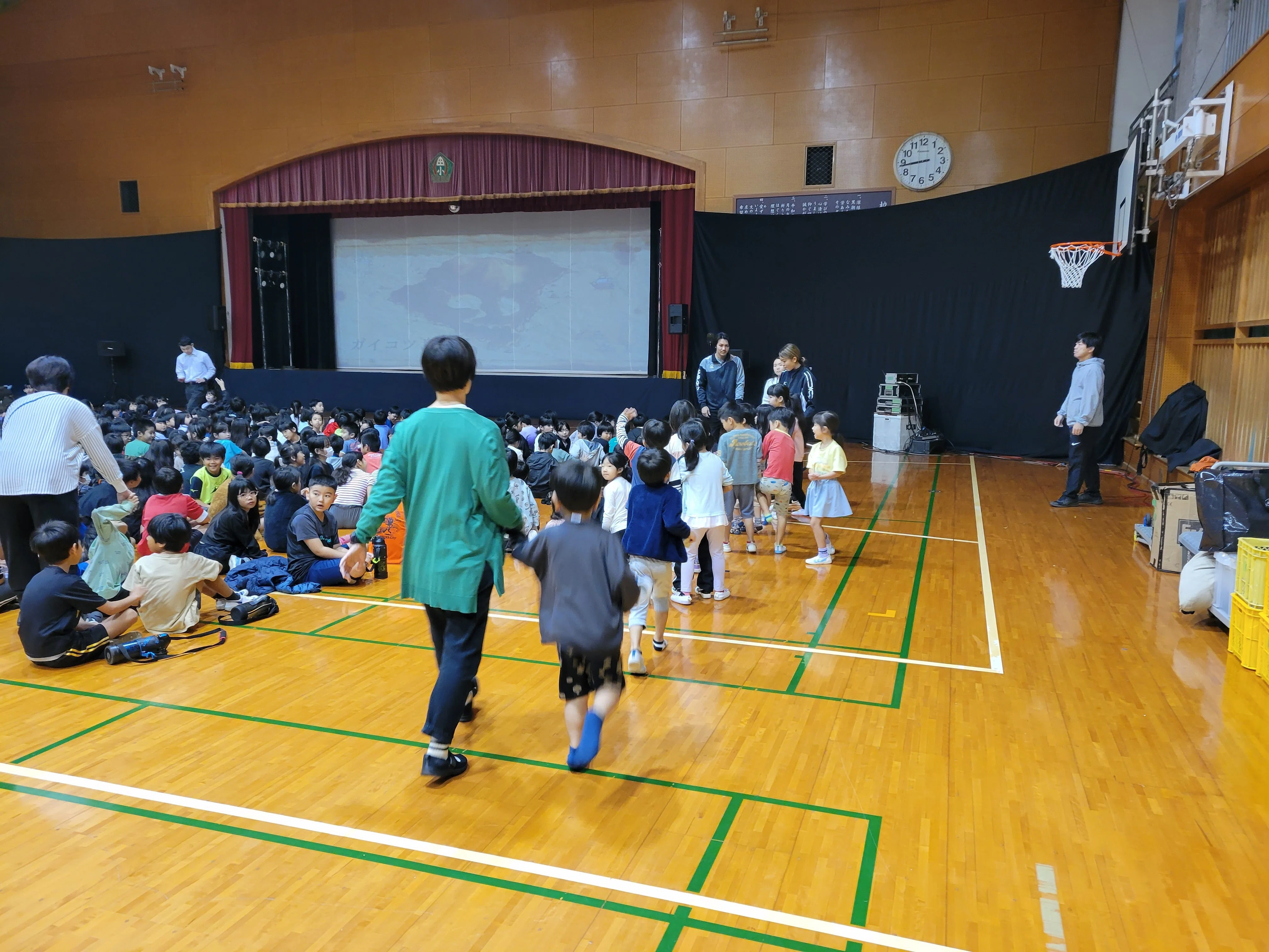今日は、演劇鑑賞会！｜田場小学校