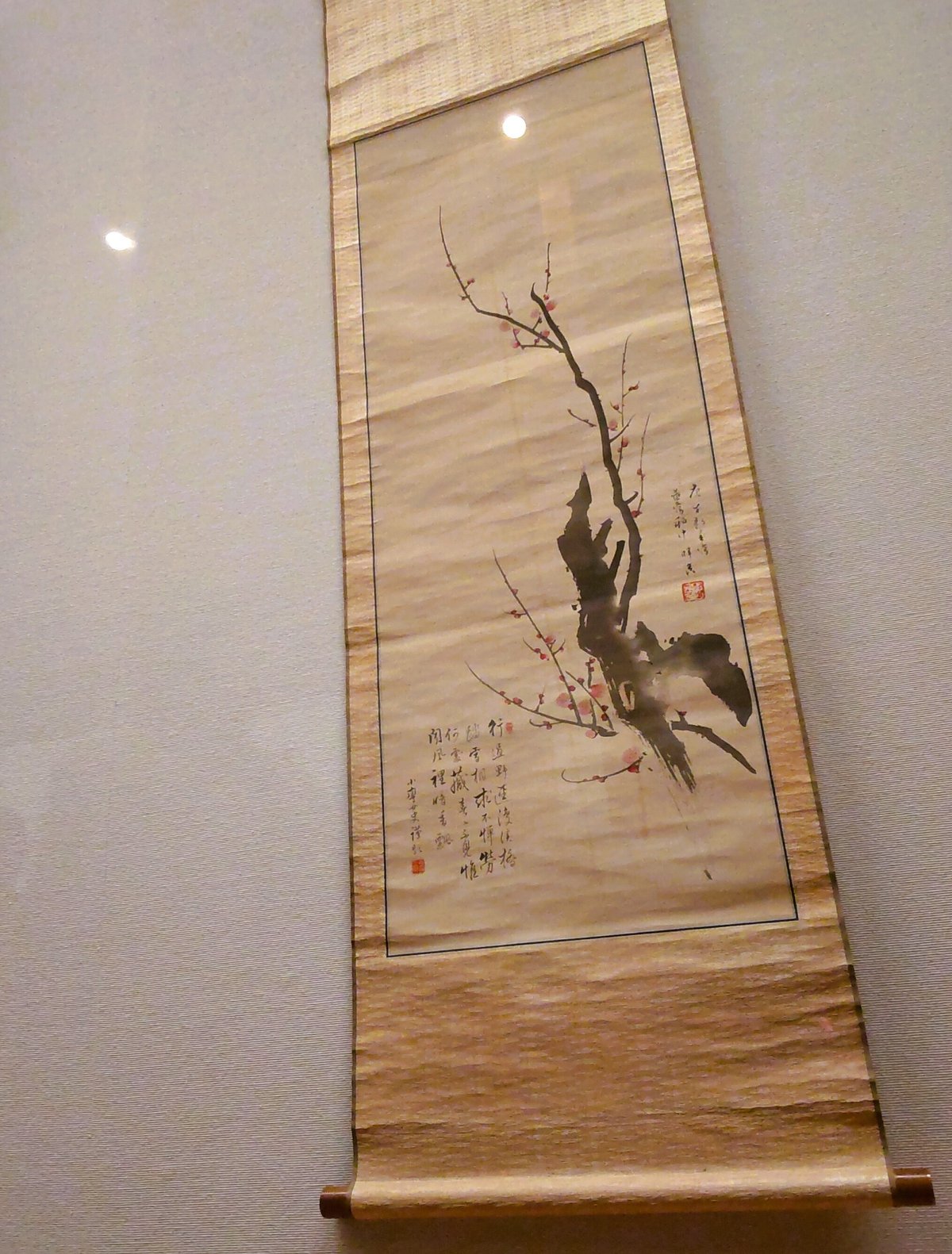 酒井抱一 画、小鸞 賛《紅梅図》1810、絹本墨画淡彩