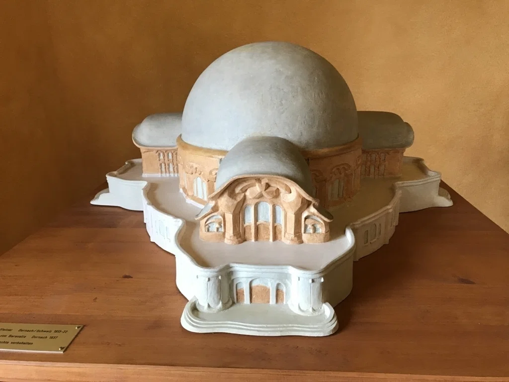 ドイツから少し足を伸ばしてスイスドルナッハ その1 シュタイナー建築 
