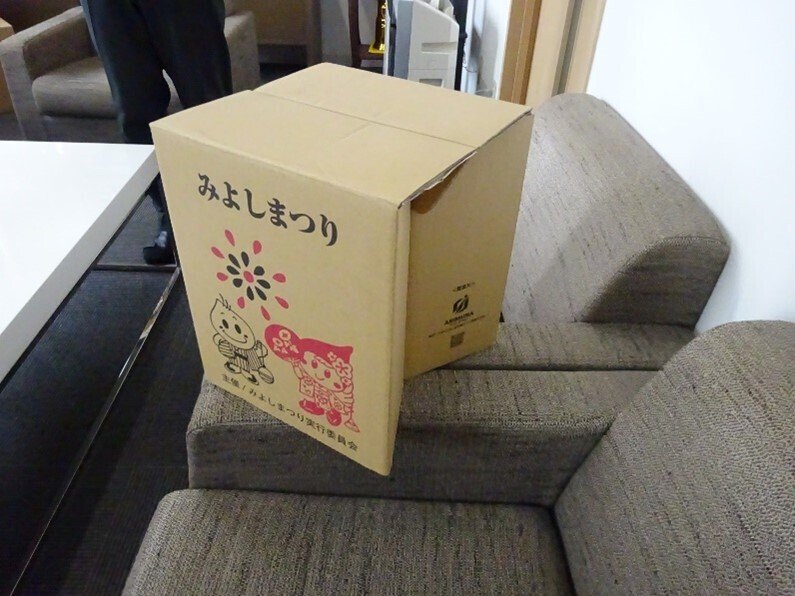 新品未使用になります。保管してあったので段ボールが破れていますが傷