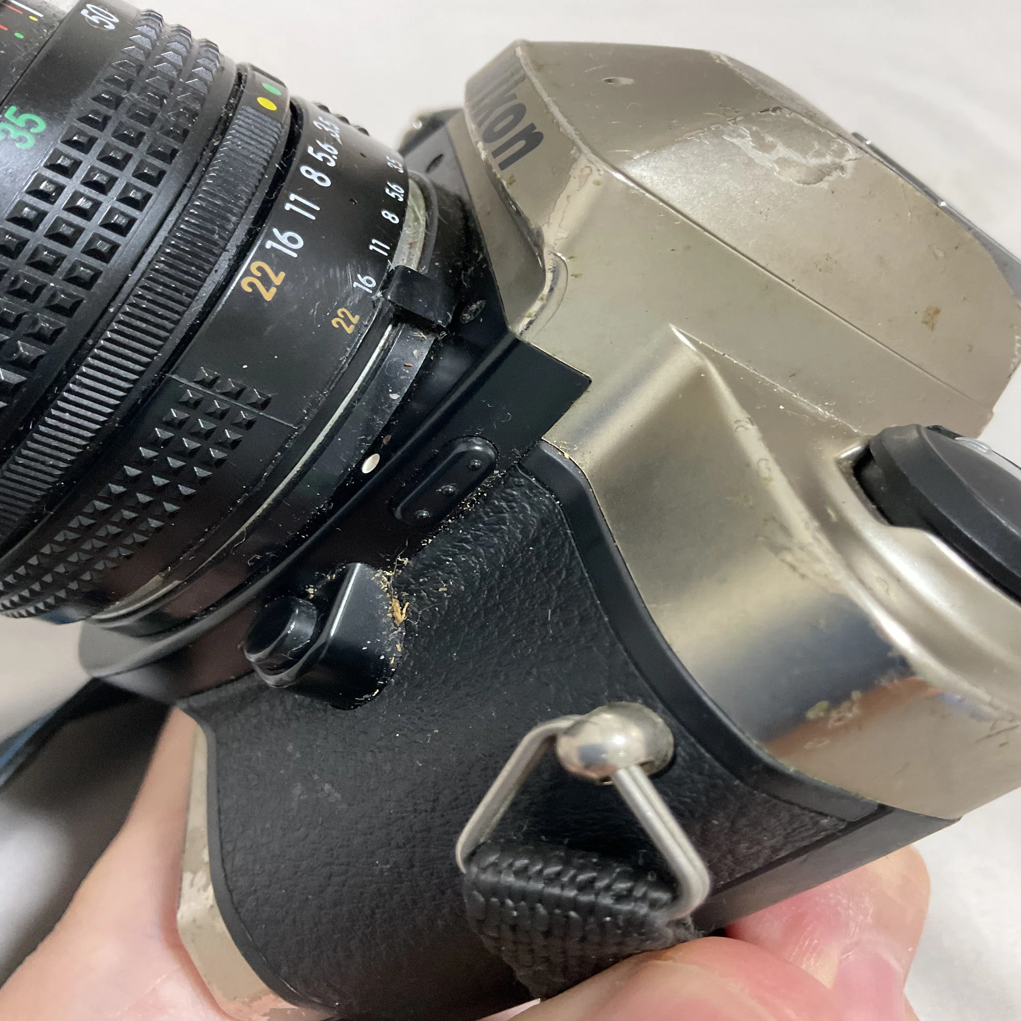 彼女の娘だった娘とおソロのフィルム一眼レフカメラ Nikon FM10レンズ 