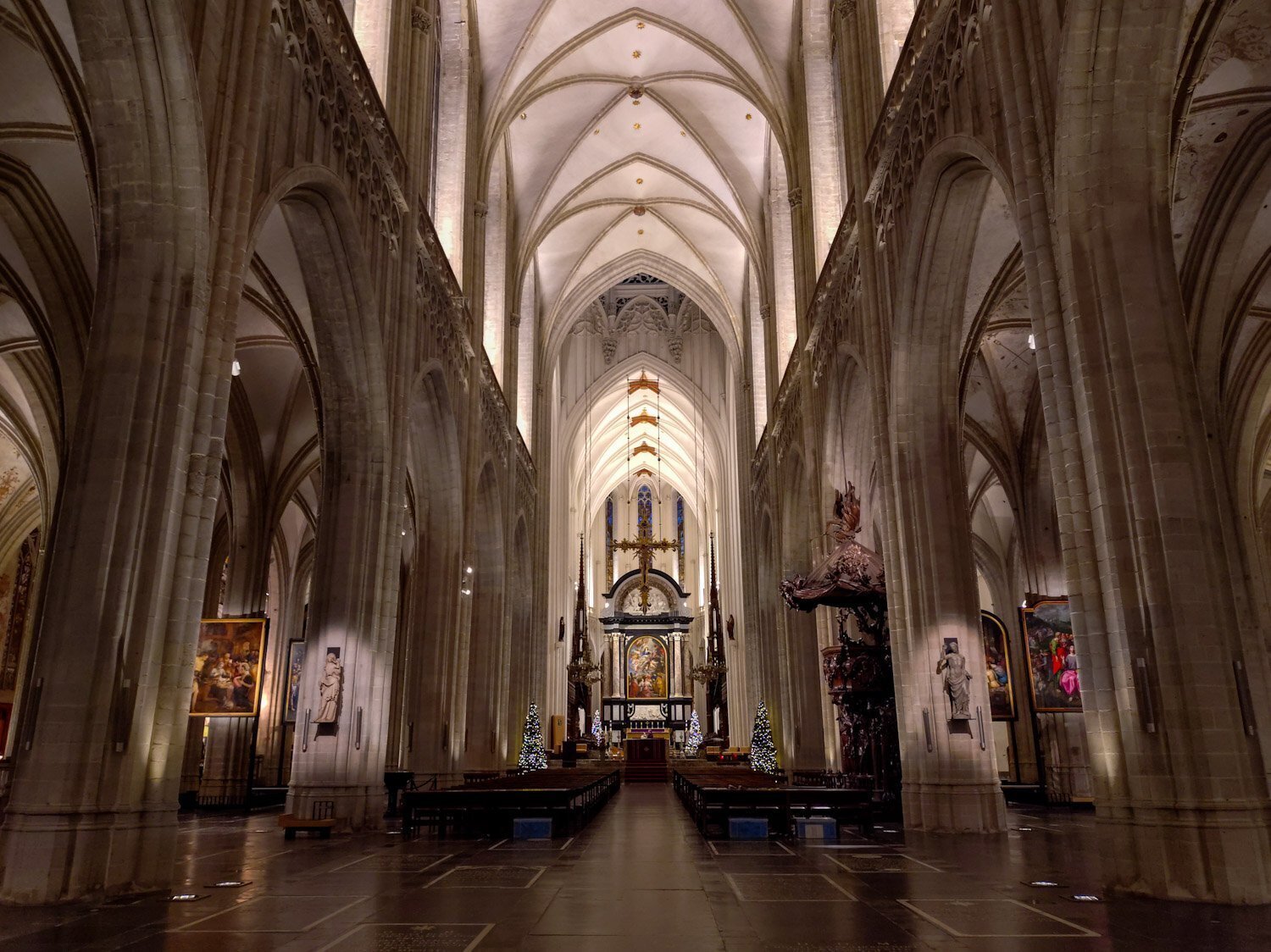 クリスマスシーズンのベルギー、アントワープ聖母大聖堂｜ミイル