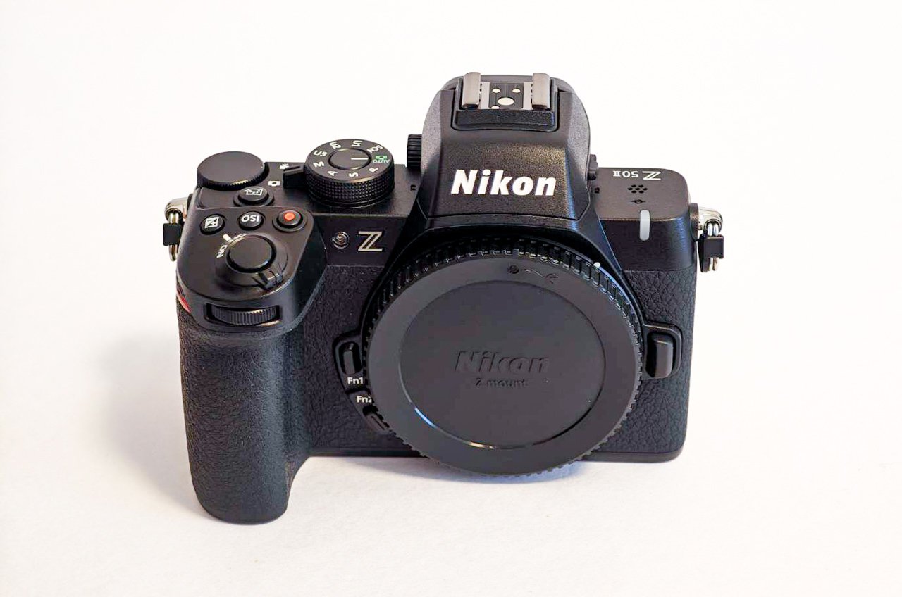 Nikon Z50 ミラーレス一眼 本体 バッテリー2個とマニュアルレンズ付き