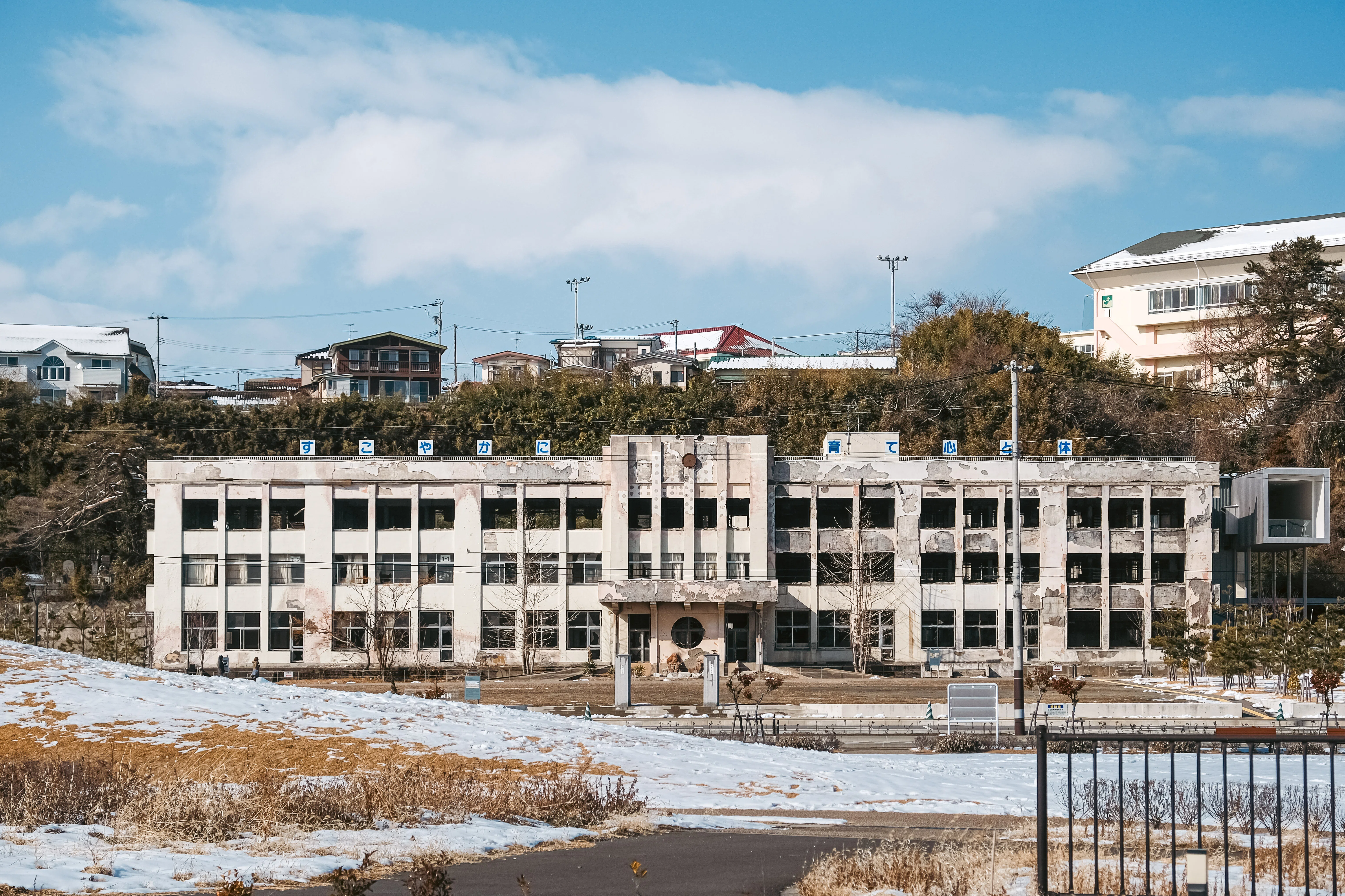 Y1800 『一世紀のあゆみ』石巻市立門脇小学校【限定版】 忘れられない風景「石巻市震災遺構 門脇小学校」｜もっと遠くへ｜旅と