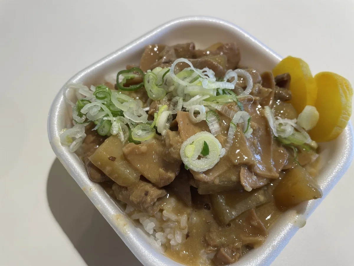 立喰 志ら井 もつ丼全貌
