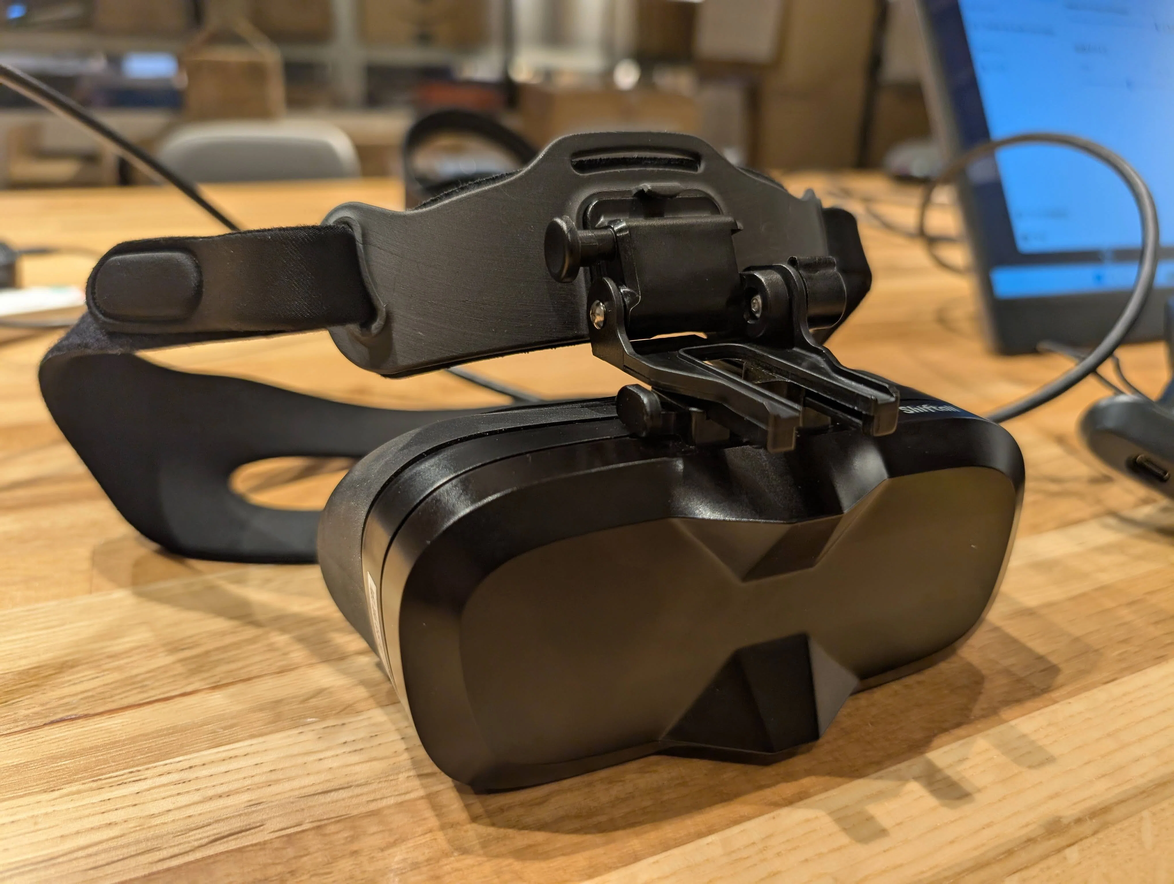 原住民特化型！？ VRゴーグル「MeganeX superlight 8K」でメタバースが