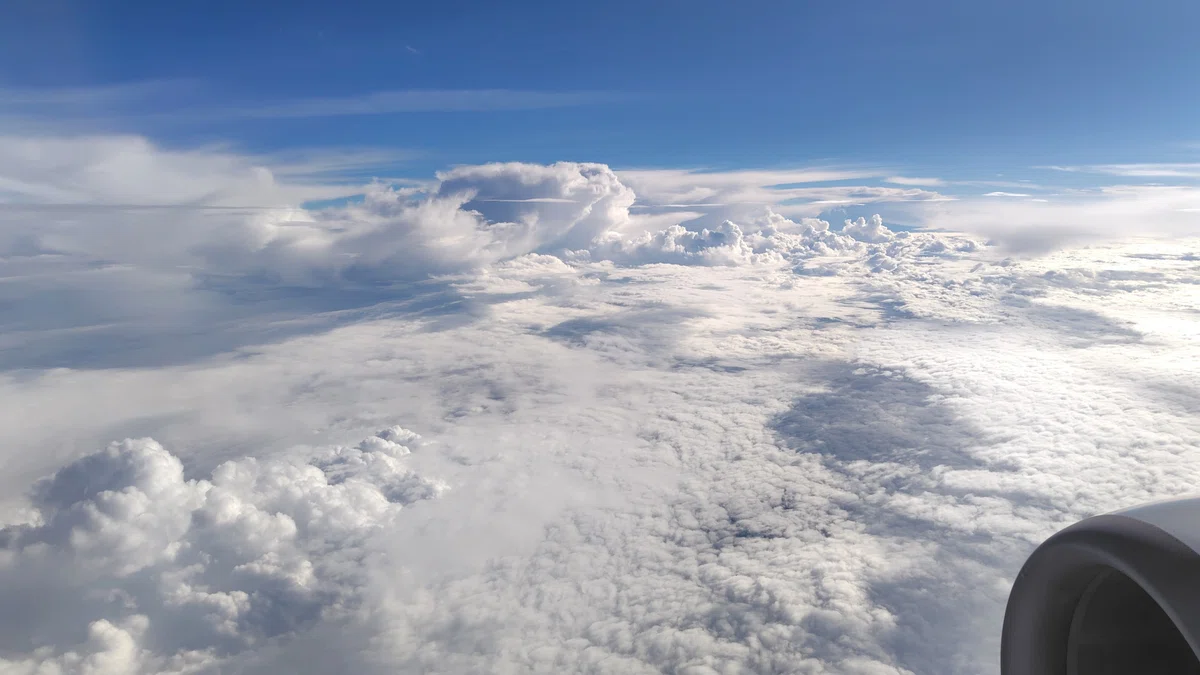 フライト中 雲の上のながめ