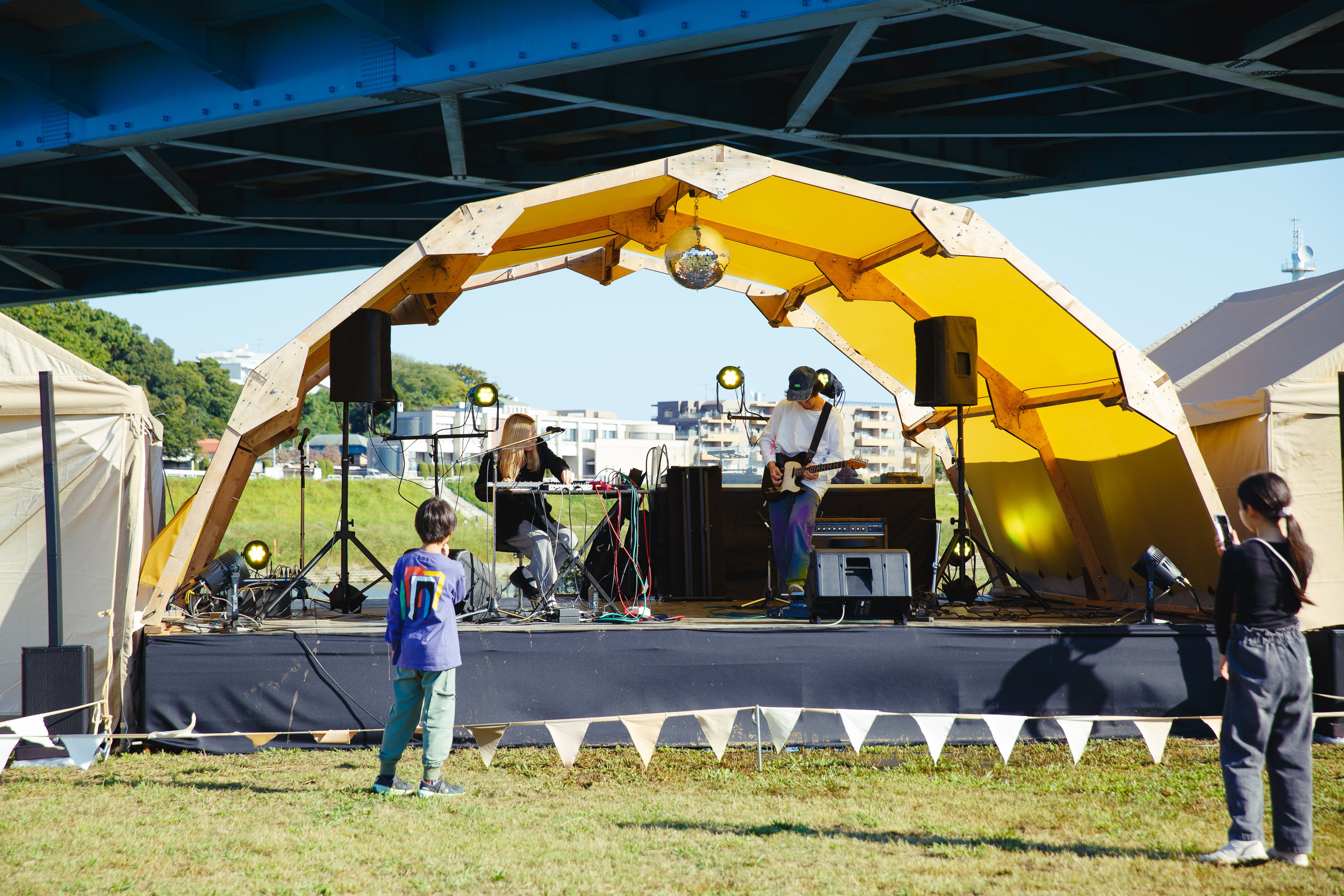 多摩川河川敷で開催されたビアフェス「Sound ＆ Chair '24」を