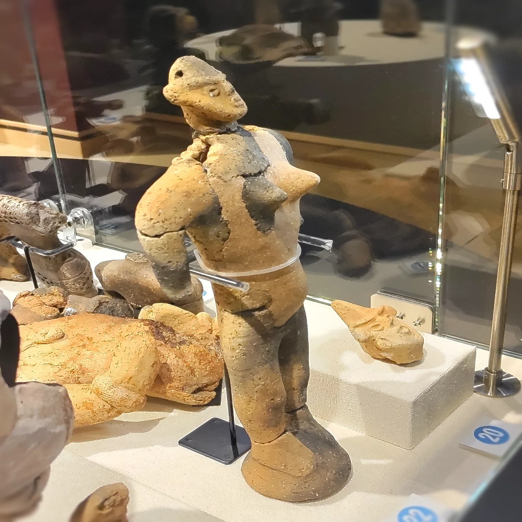 気になる土偶#110】台座に乗った土偶/伊勢堂岱縄文館｜のんてり