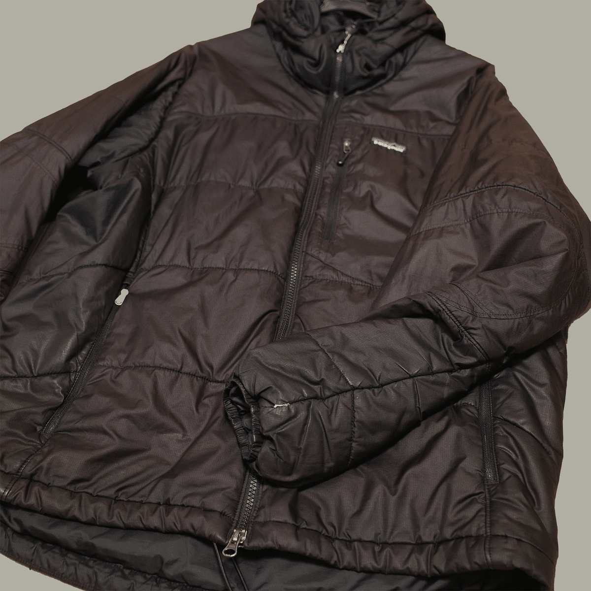 patagonia ダウンパーカ Mサイズ右手肘に修理 綺麗な修理で高まる愛着 Patagonia Worn Wear【リペアサービスを