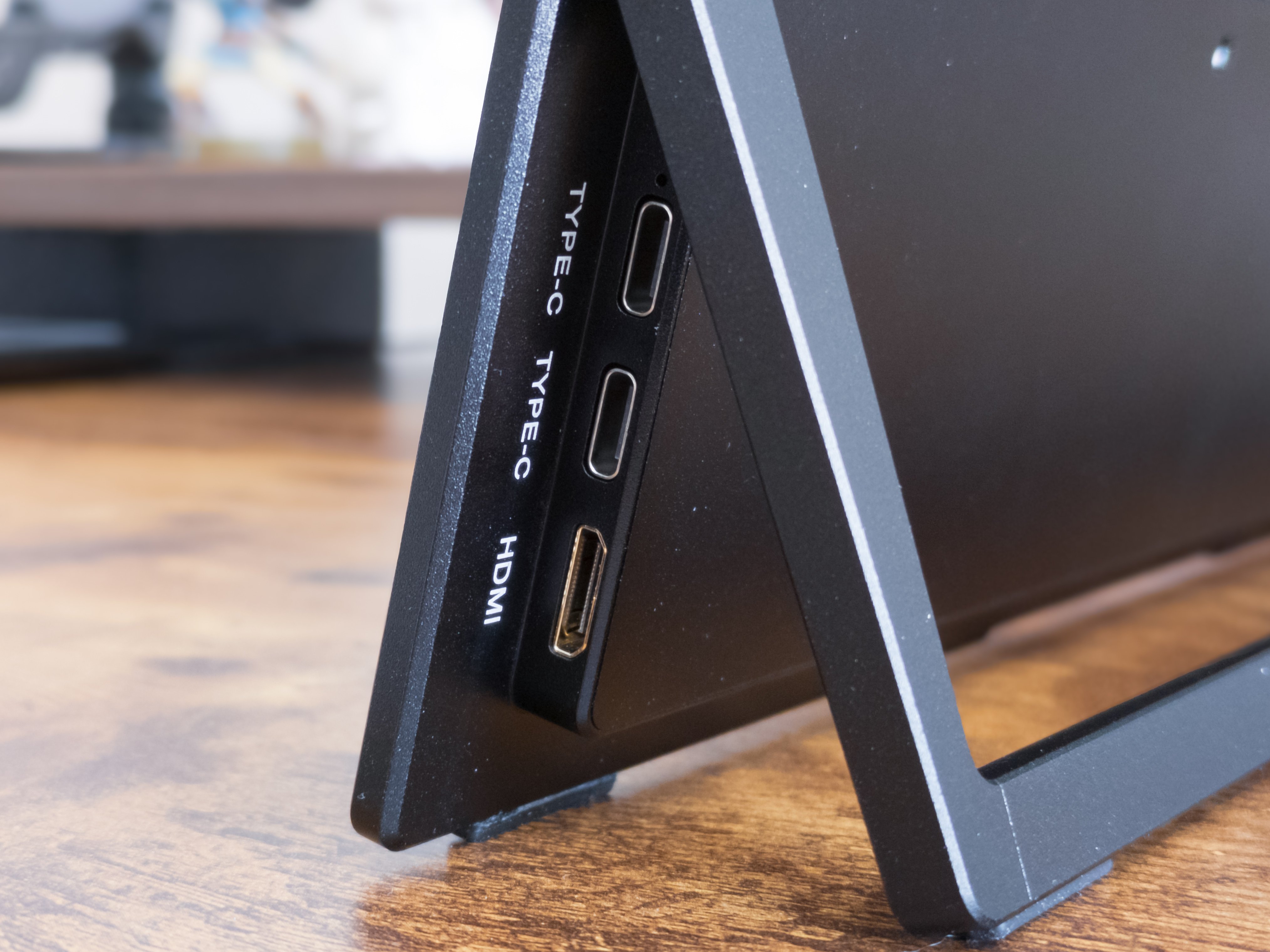 ガジェットレビュー】Amazon限定ブランドのモバイルモニター