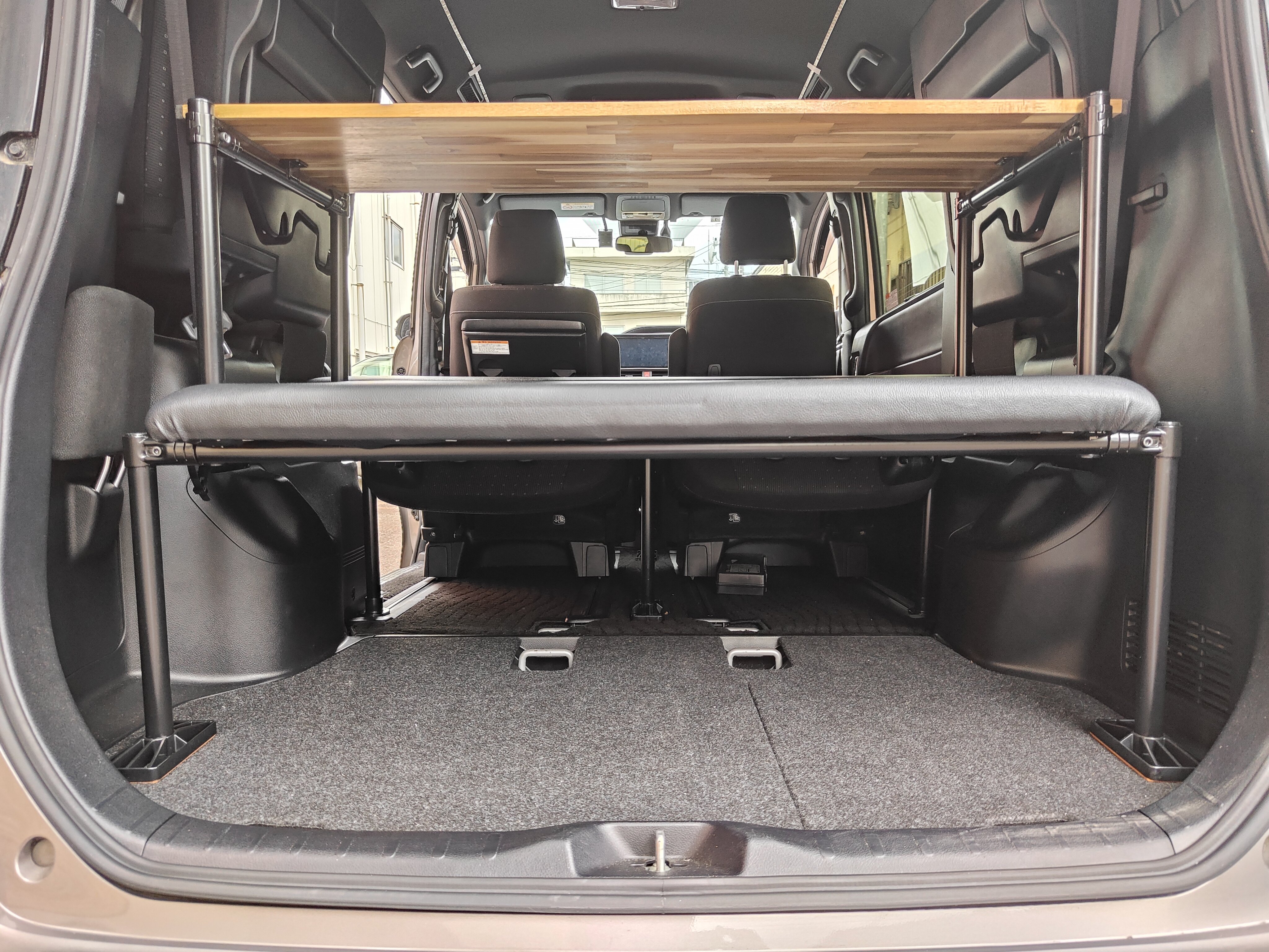 車中泊用テーブル（ハンドメイド） 簡単なDIYで、車中泊用折り畳みテーブルを作った。 | かんたん車