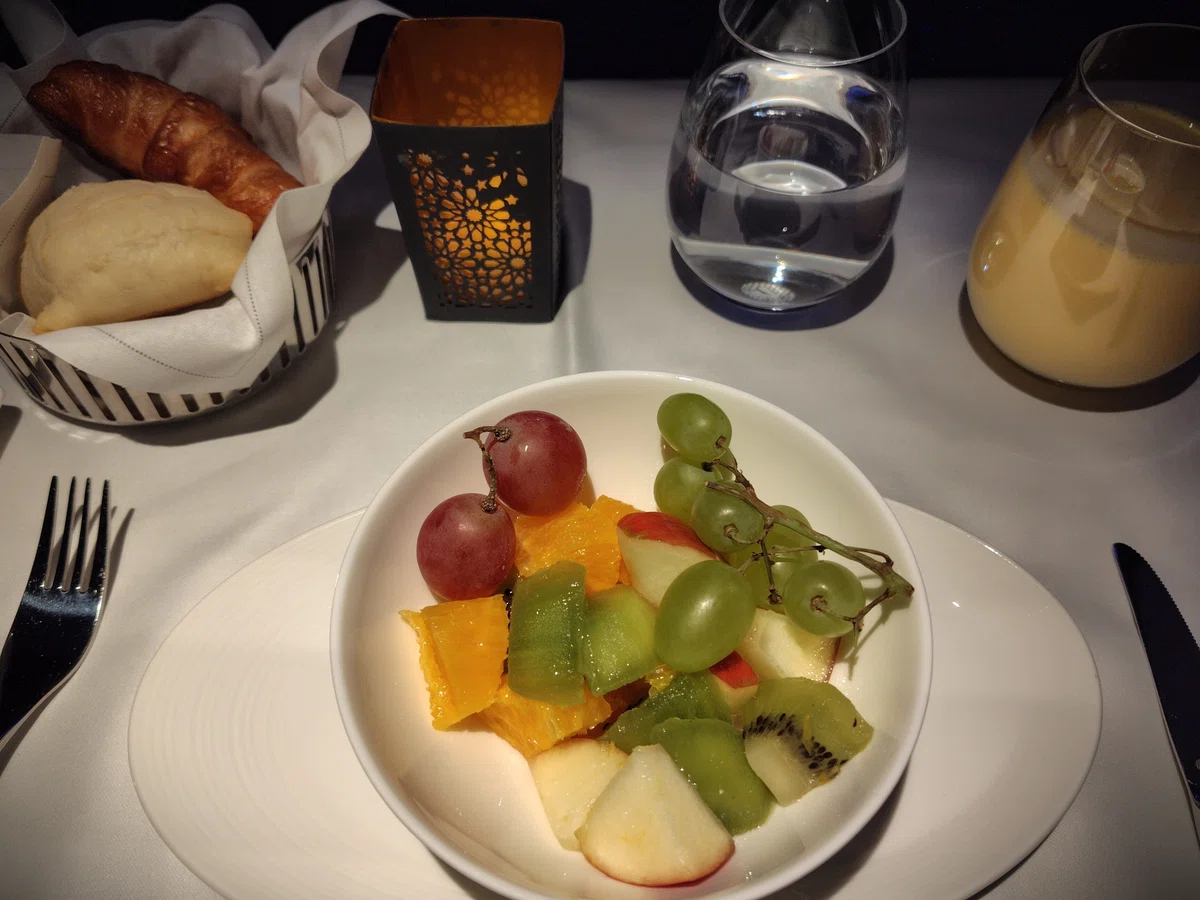 機内食 スムージーとフルーツ