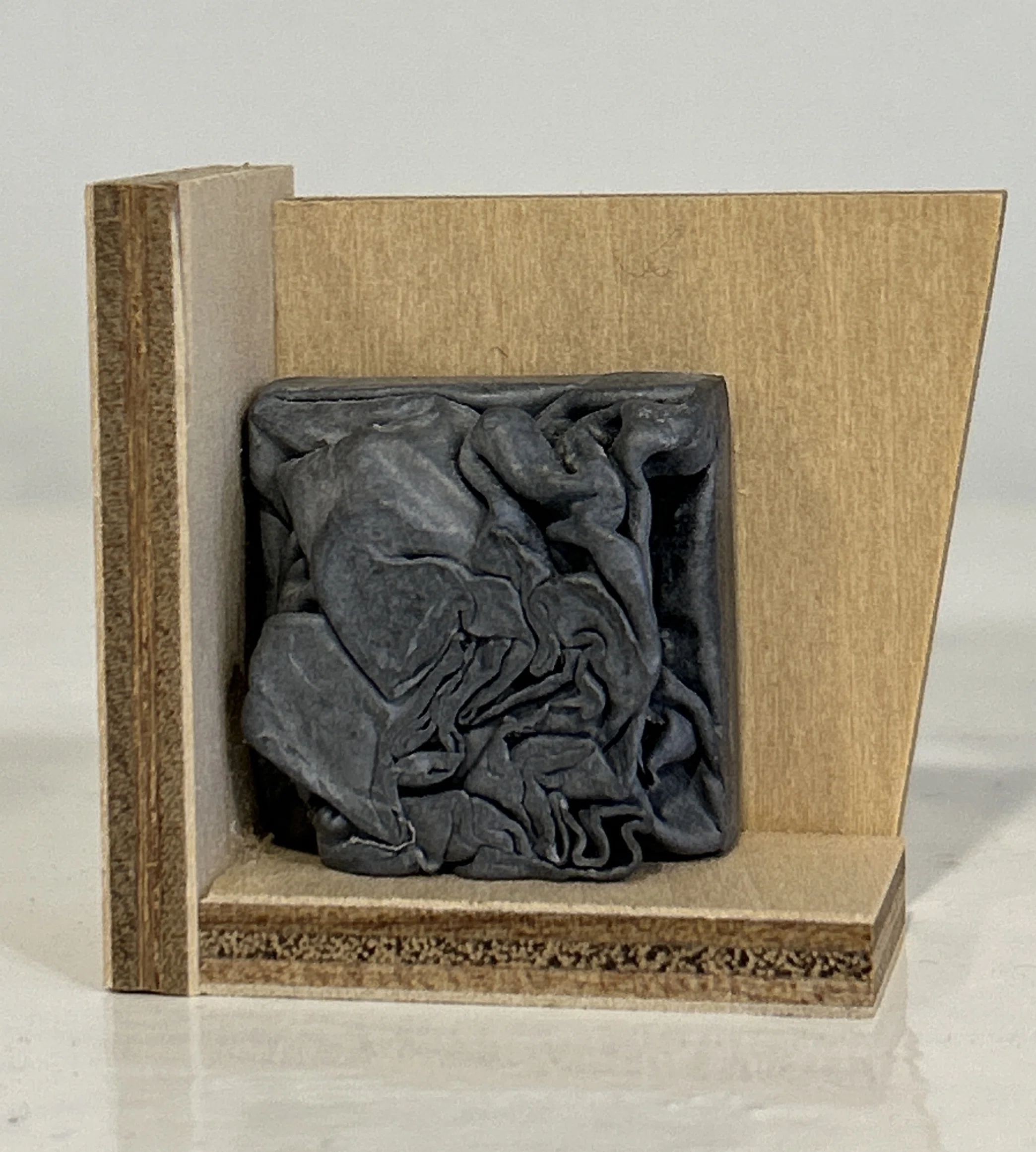 あやとりを彫刻する━コイズミアヤ「箱と紐と本と」展 2024年12月7日