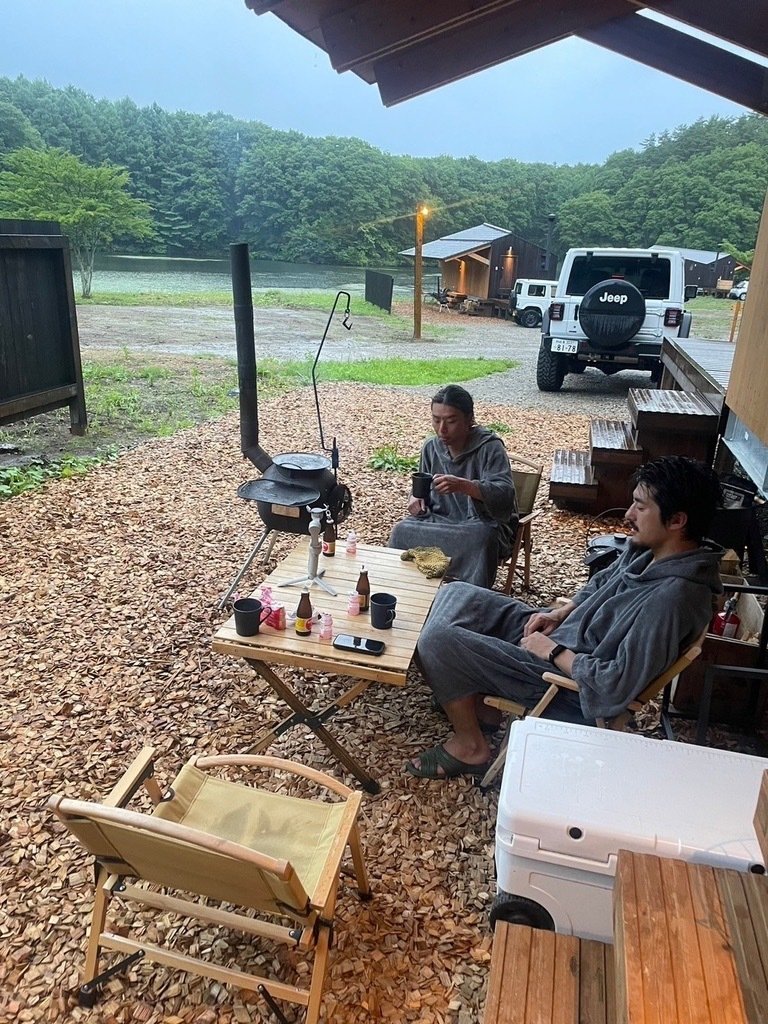 ポンチョを着たままBBQをする様子