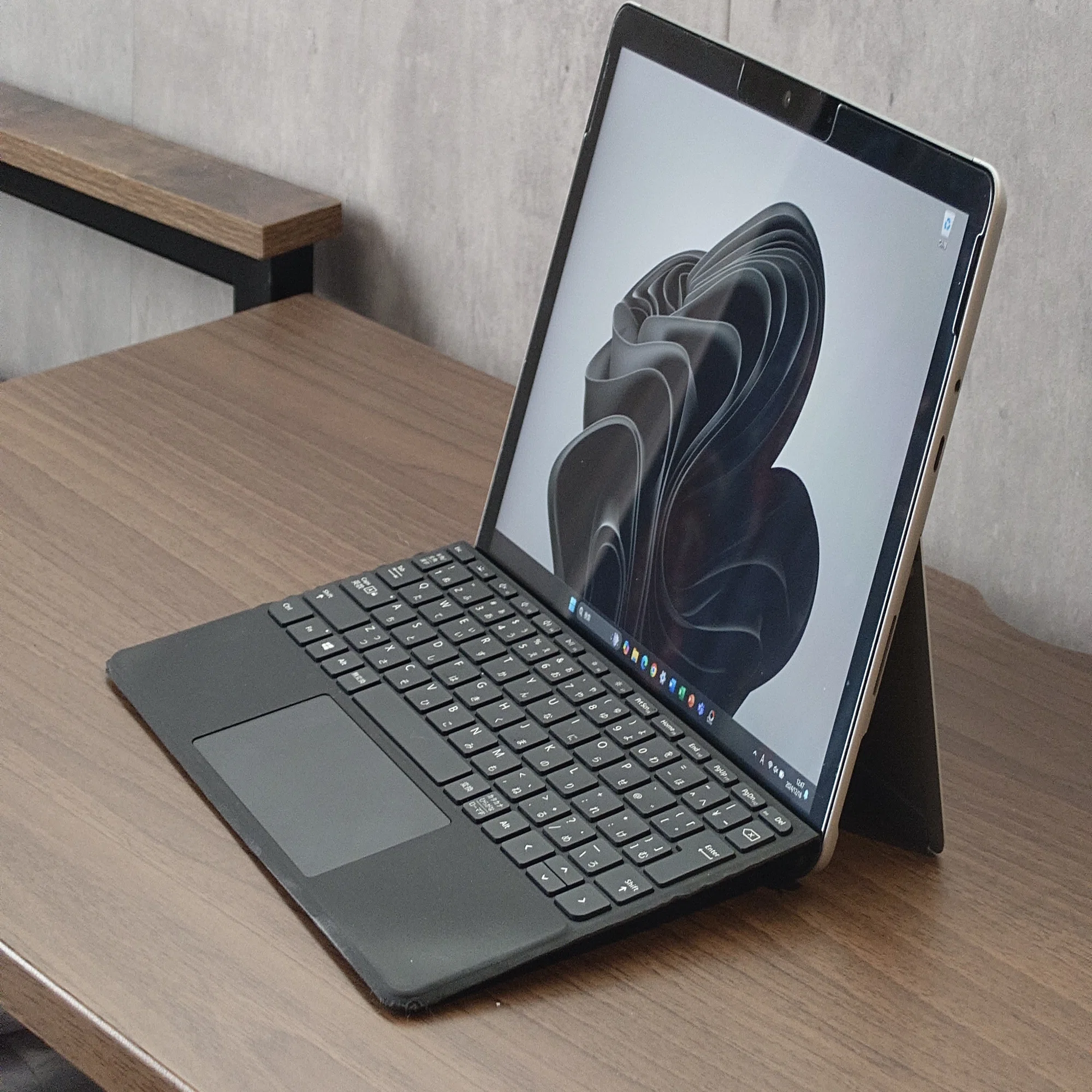 ボディバッグに入るWindowsフルOS「Surface Go2」は今更だけどとても 