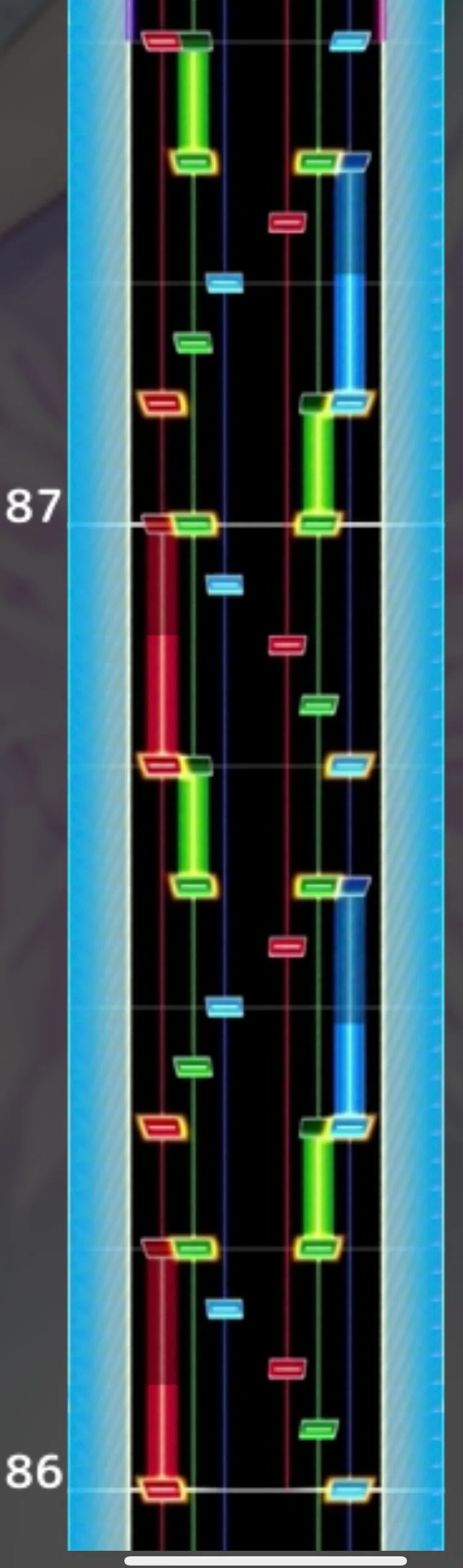 Recollect Lines(EXPERT)の激ヤバ配置。16分5連符を意識して内側の光ってないノーツをガン見する(太鼓のリズムでいうと【(カ)ドドド(カ)】という感じで光ってない所だけ別の音に変えてやる)と気持ち光ります。筆者自身の体感理論値通過率は3%…3%もあるの…?