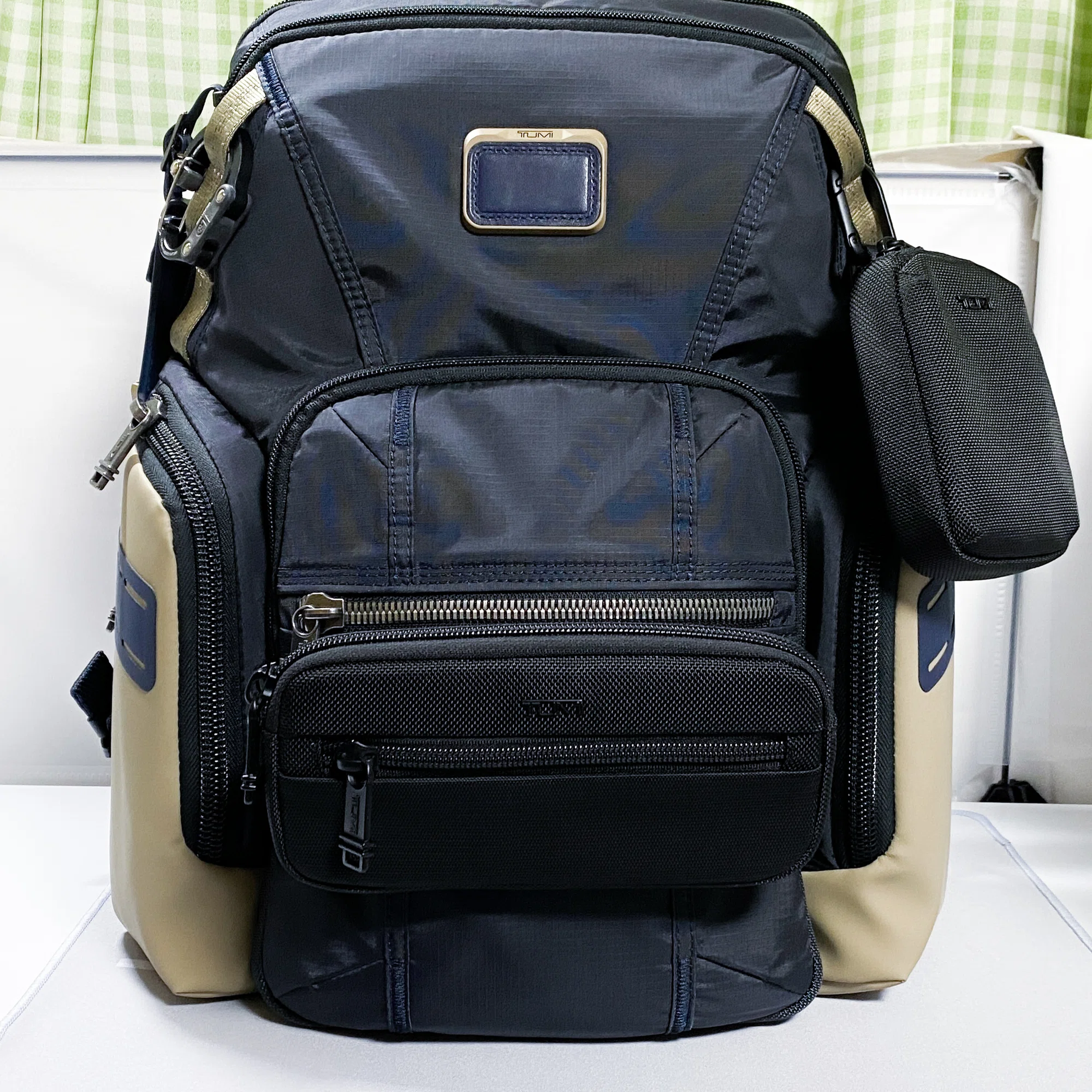 TUMI】 「フォーン・ポーチ」レビュー 【Gフック付きスマホポーチ 