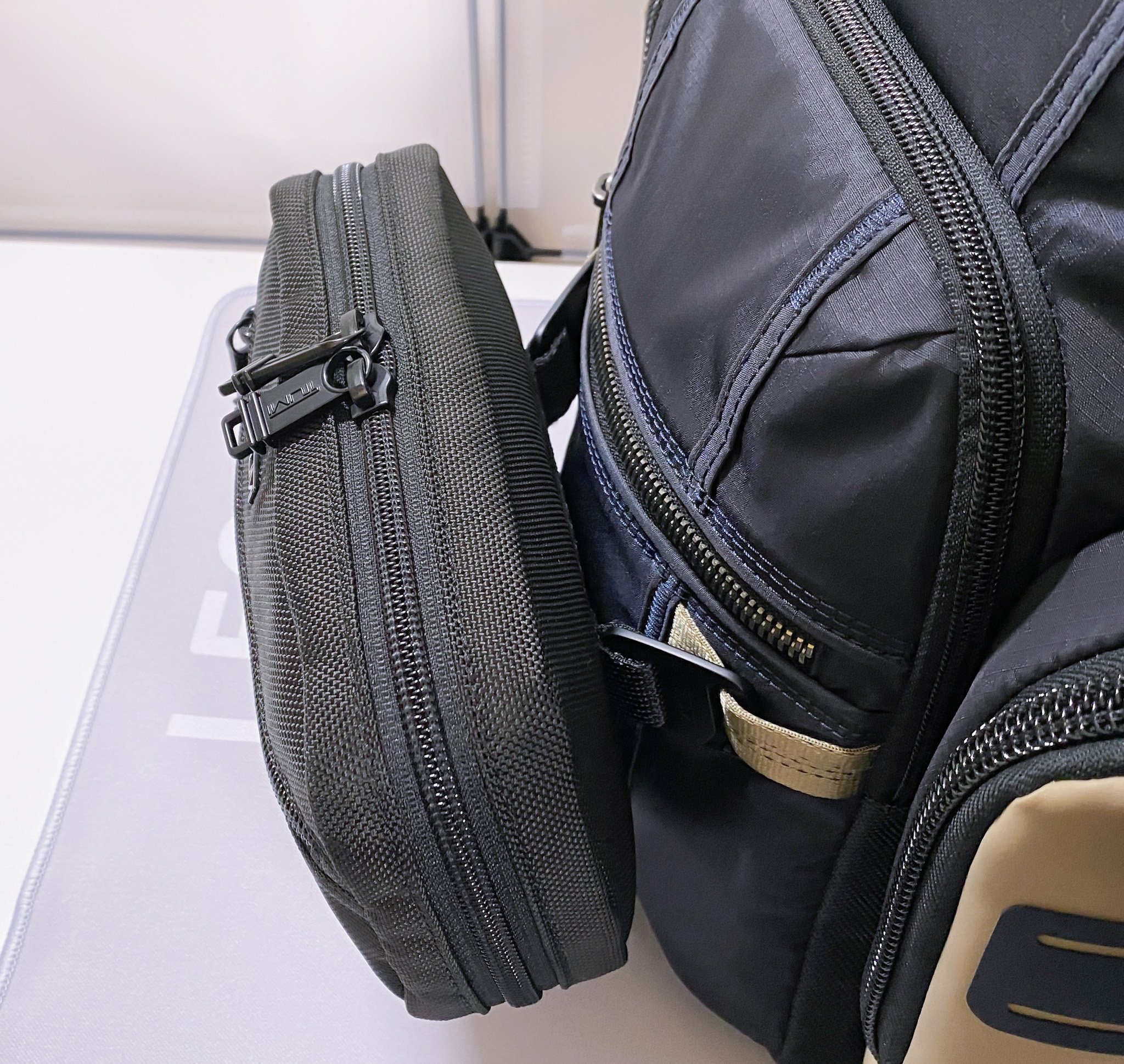 Amazon | [TUMI] ポーチ 公式正規品 ジップ・アラウンド・ケース