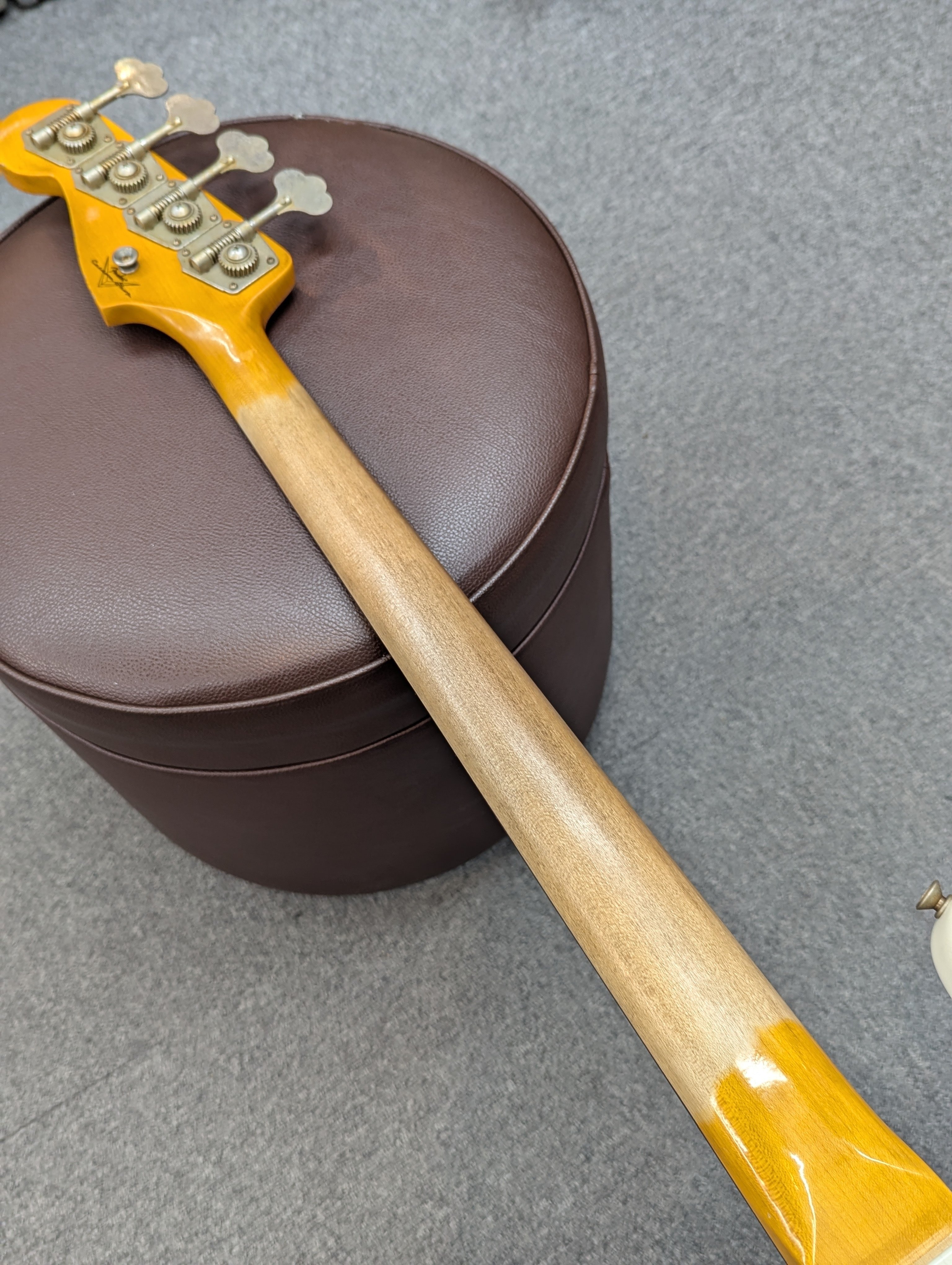 Fender Custom Shop “1961 Jazz Bass Heavy Relic -Aged Olympic White