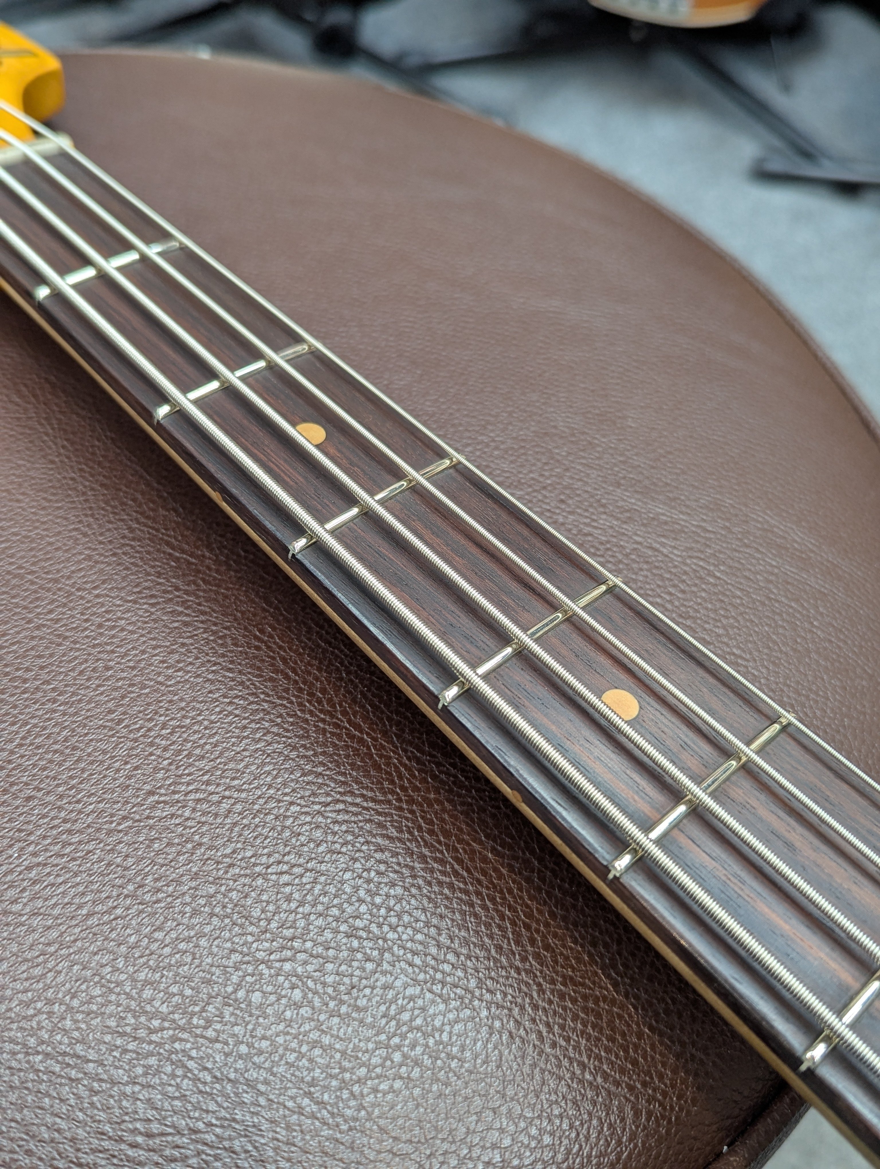 Fender Custom Shop “1961 Jazz Bass Heavy Relic -Aged Olympic White