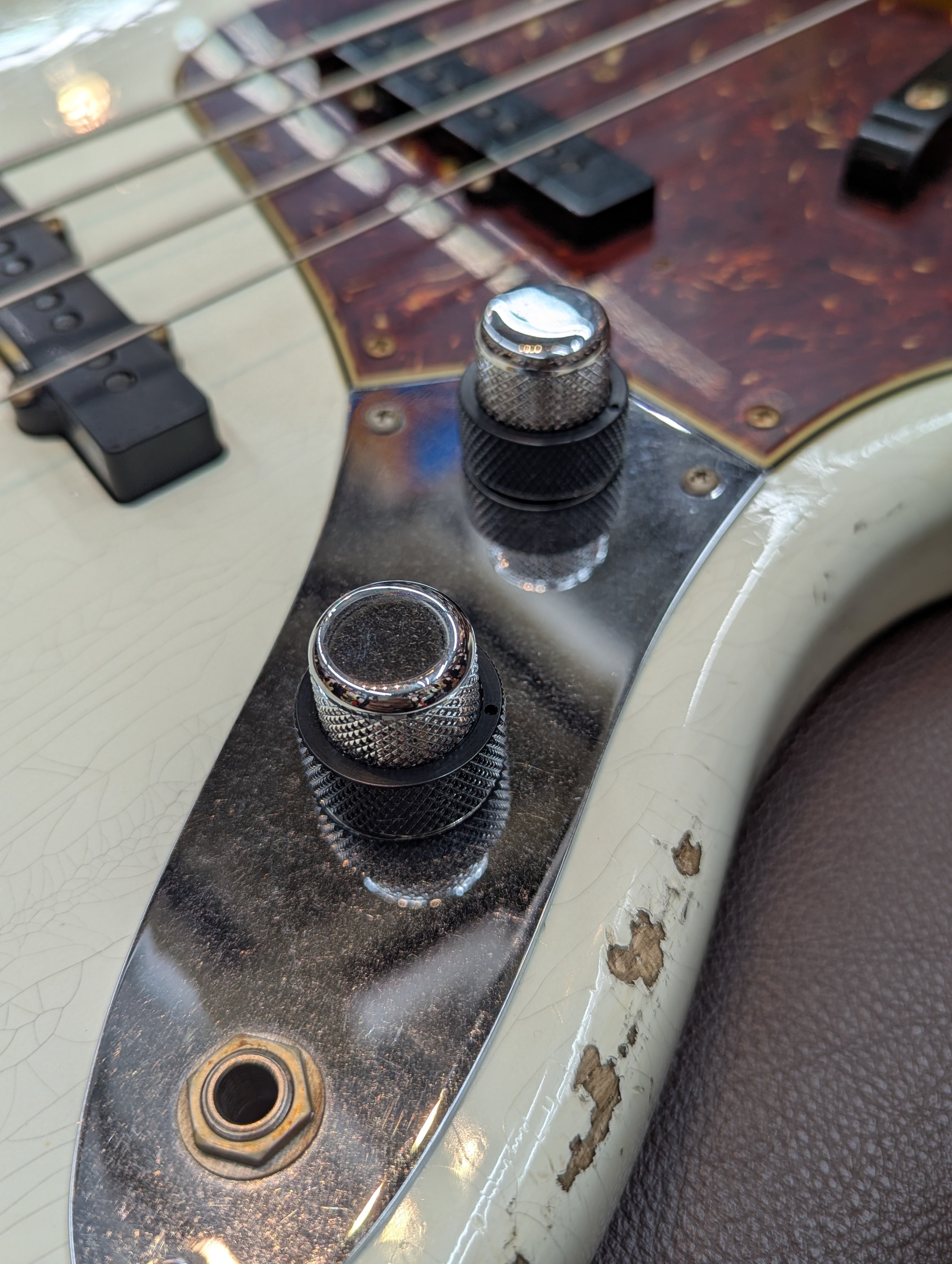 Fender Custom Shop “1961 Jazz Bass Heavy Relic -Aged Olympic White