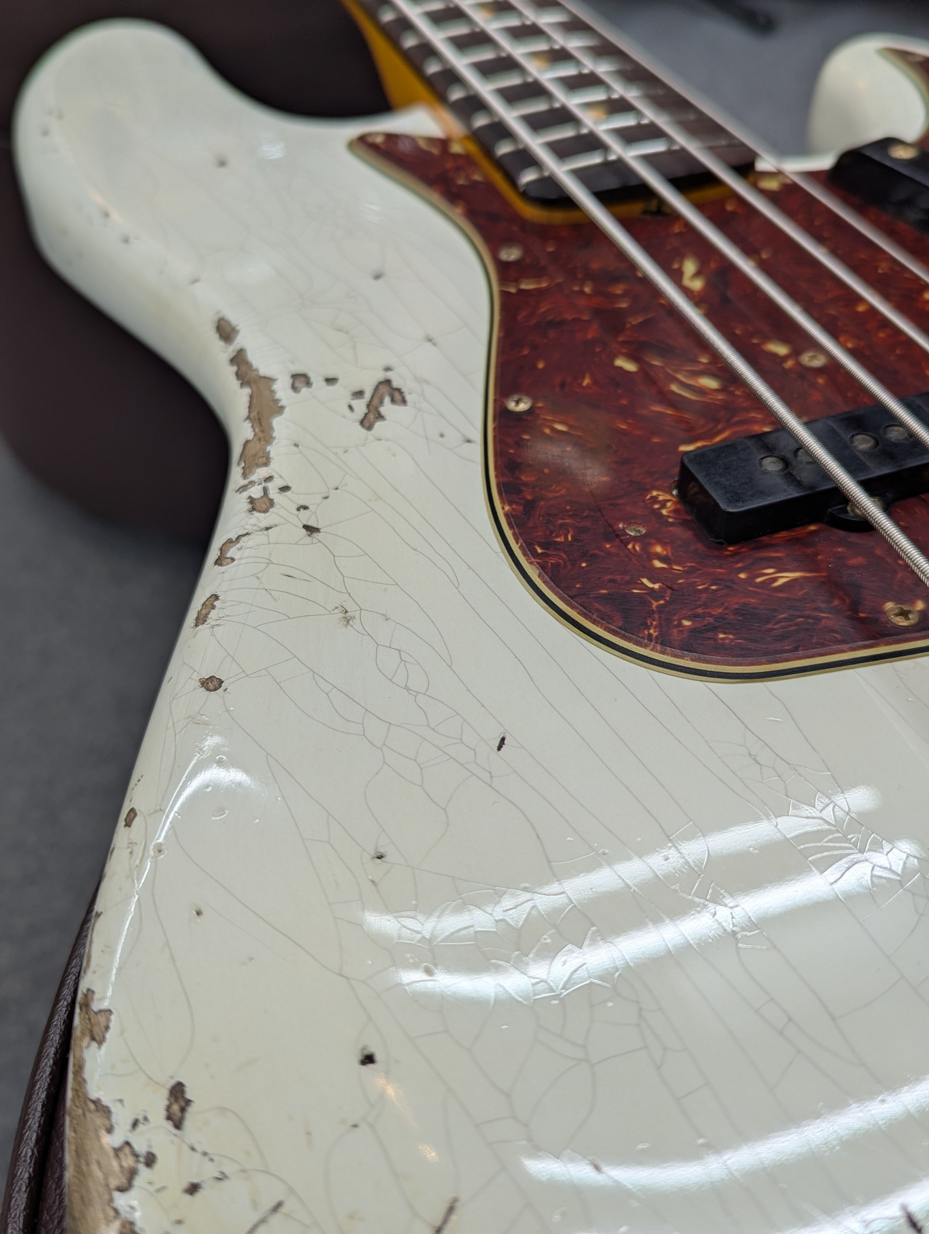 Fender Custom Shop “1961 Jazz Bass Heavy Relic -Aged Olympic White