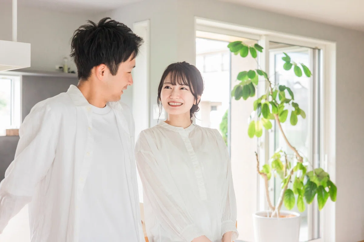 ノンフライヤーについて語らうカップル
