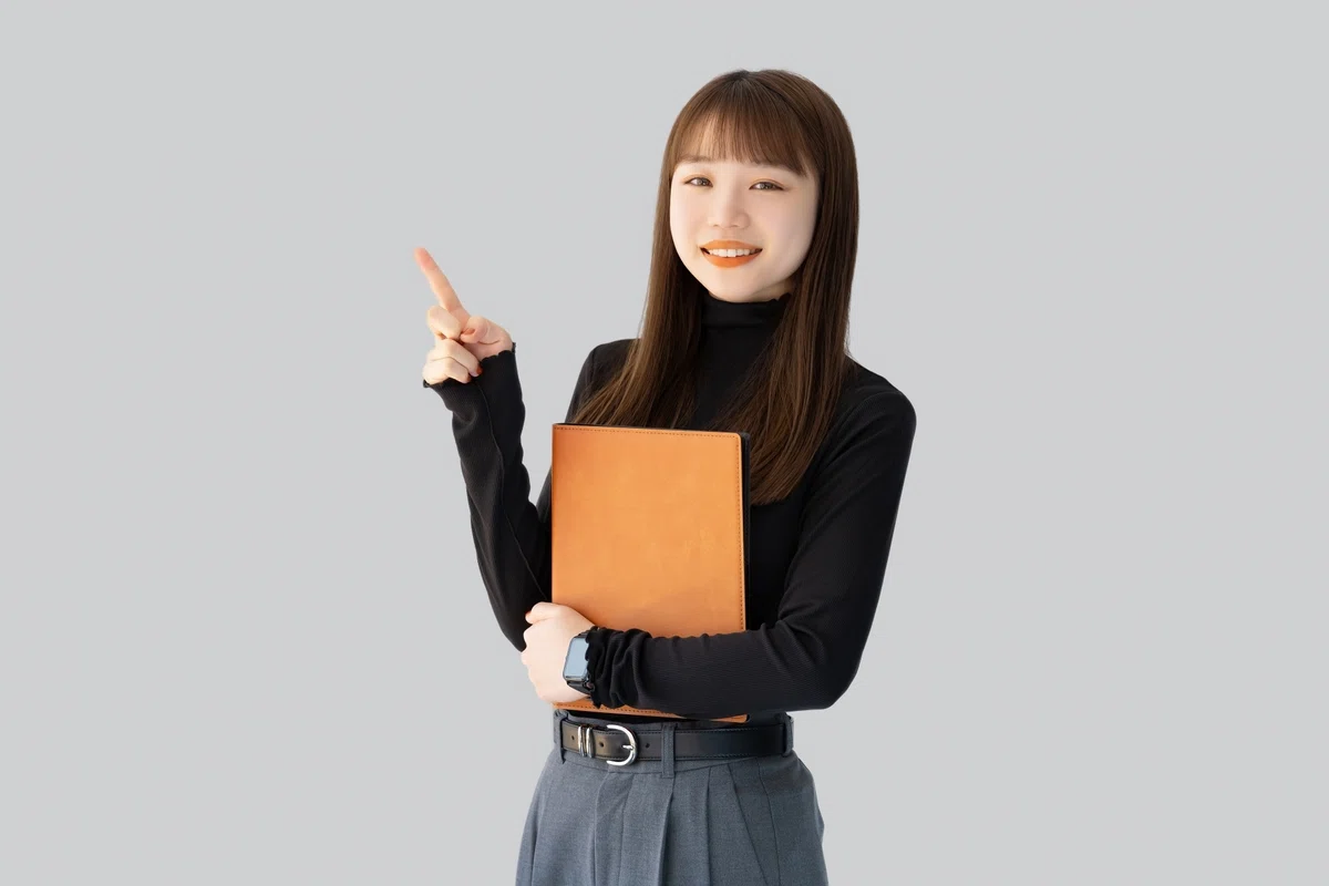 初心者向けチェックポイントを教える女性