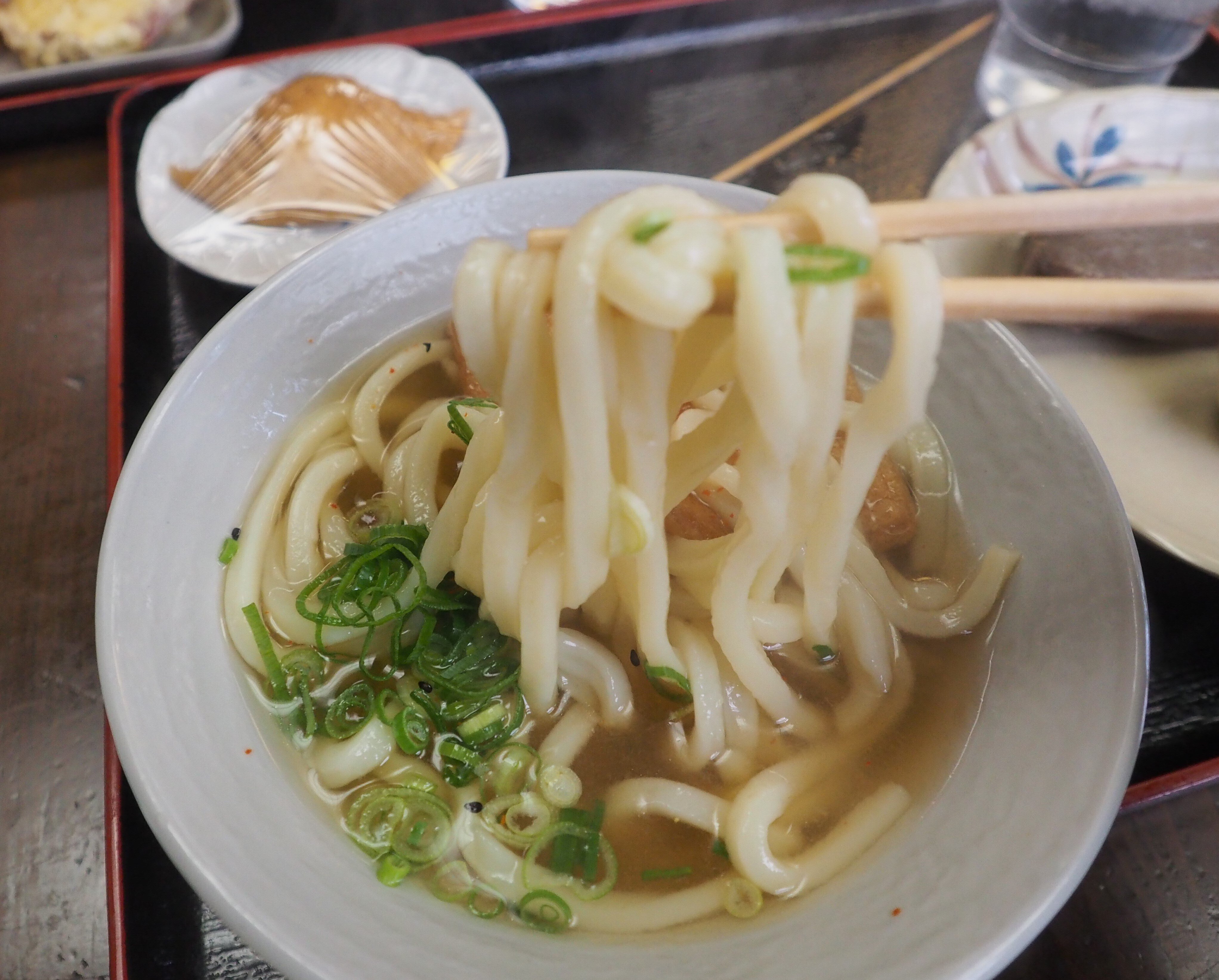 うどん王国香川県「灸まんうどん」で県民食を味わう｜中山道雄