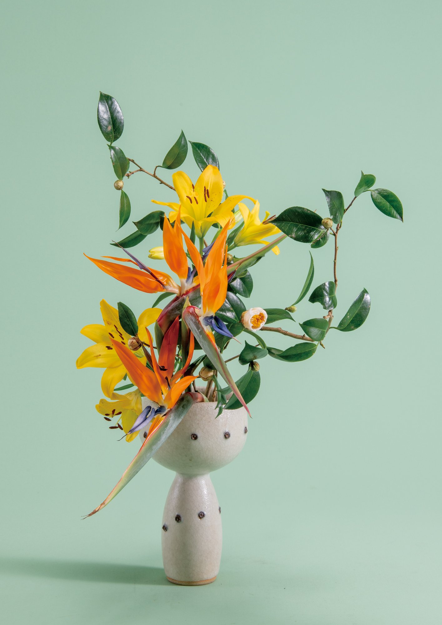 オレンジ色も華やかな新春の花＋紅白の菊を用いた寿ぎの生花（2025年1