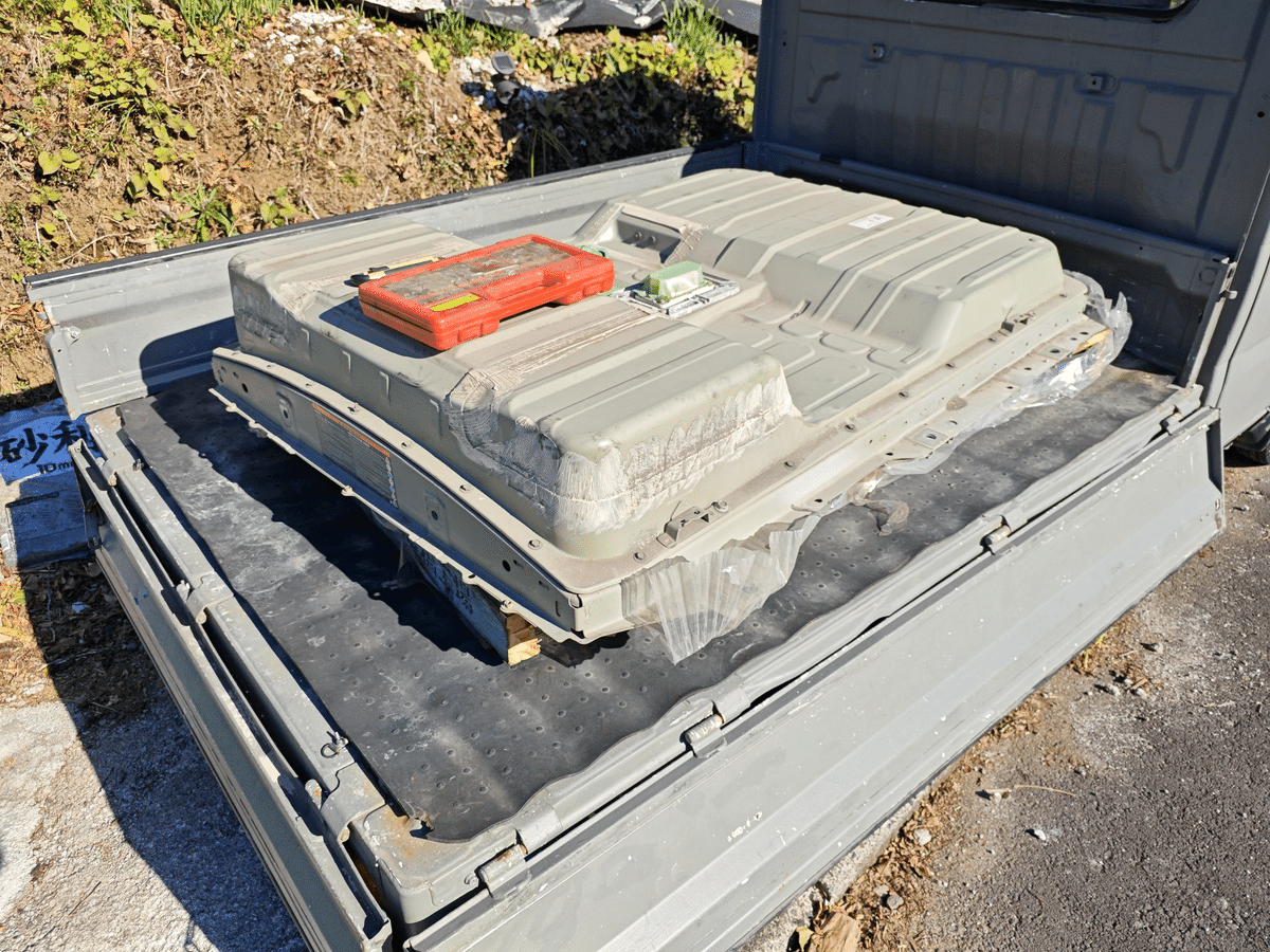 Nissan Leaf の Battery を使用した小屋のソーラー発電システム Nissan Leaf の Battery を使用した小屋のソーラー発電システム