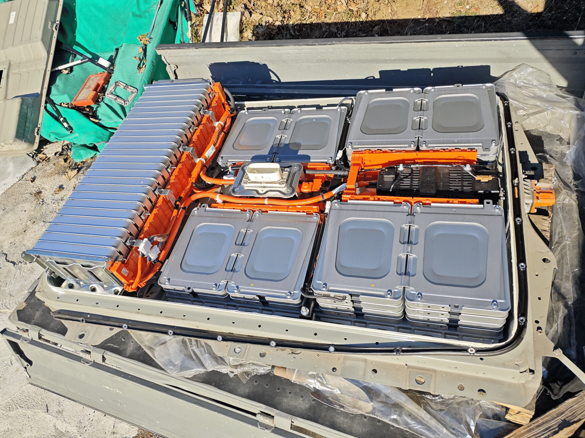 Nissan Leaf の Battery を使用した小屋のソーラー発電システム Nissan Leaf の Battery を使用した小屋のソーラー発電システム