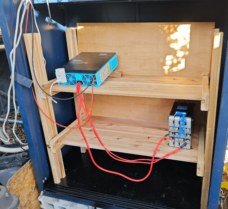Nissan Leaf の Battery を使用した小屋のソーラー発電システム Nissan Leaf の Battery を使用した小屋のソーラー発電システム