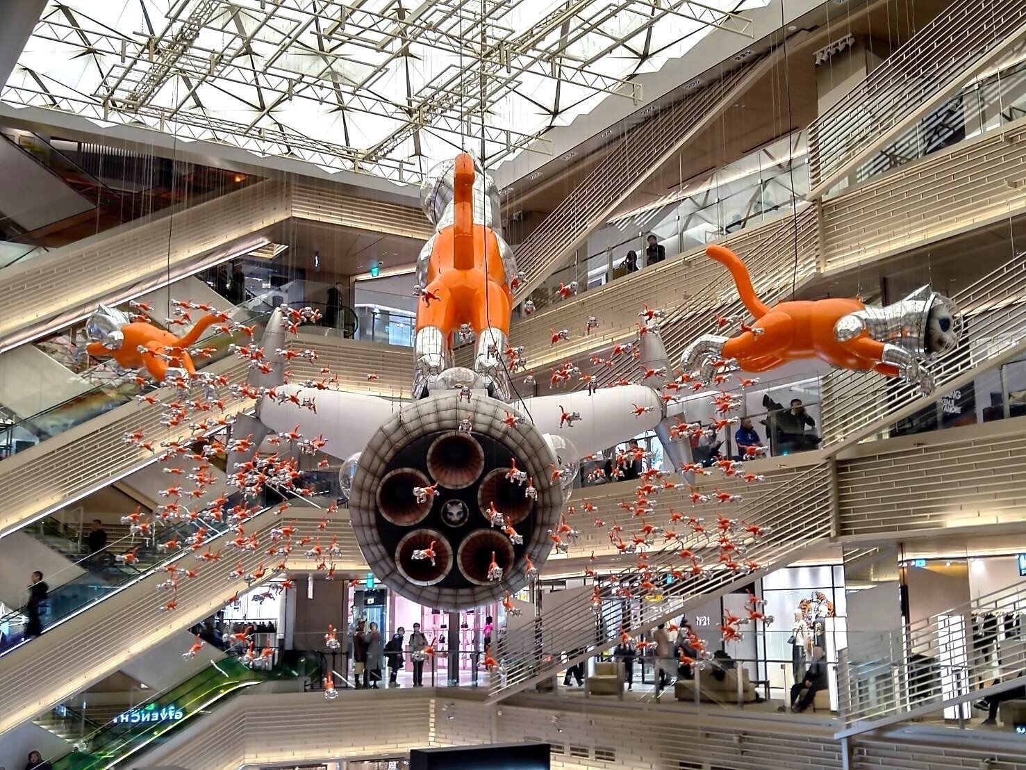 ヤノベケンジさん『BIG CAT BANG』～東京 銀座「GINZA SIX」 吹き抜け