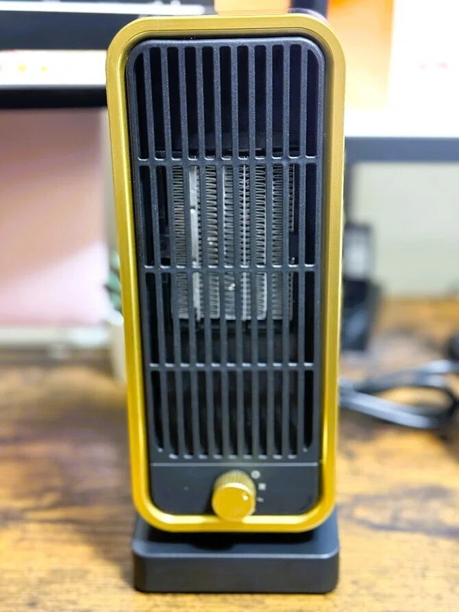 オンにして直ぐに温まる「小型 速暖 セラミックヒーター」を購入して