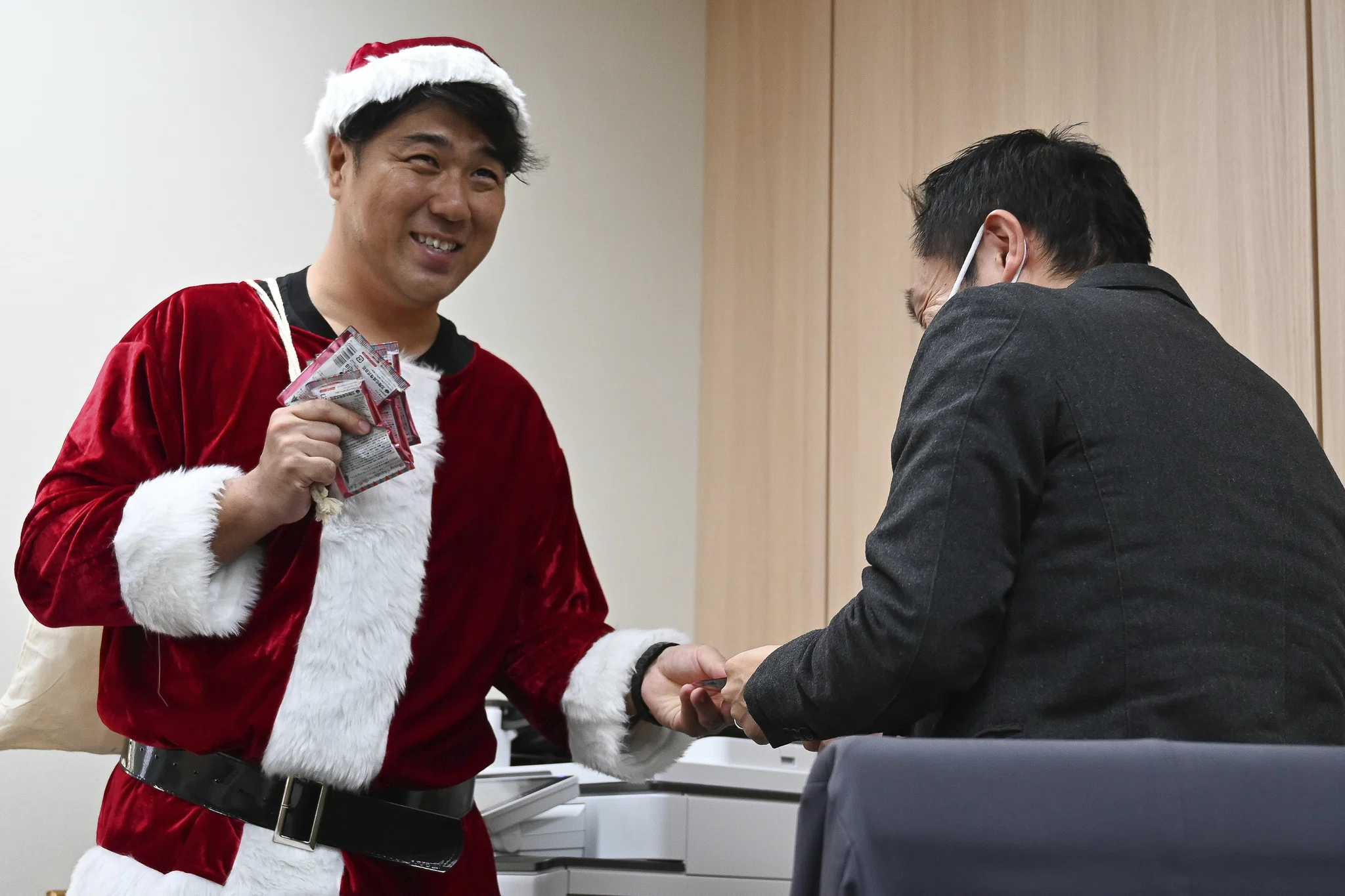 クリエイトにサンタがやってくる！？～社員へ1年の感謝を込めて