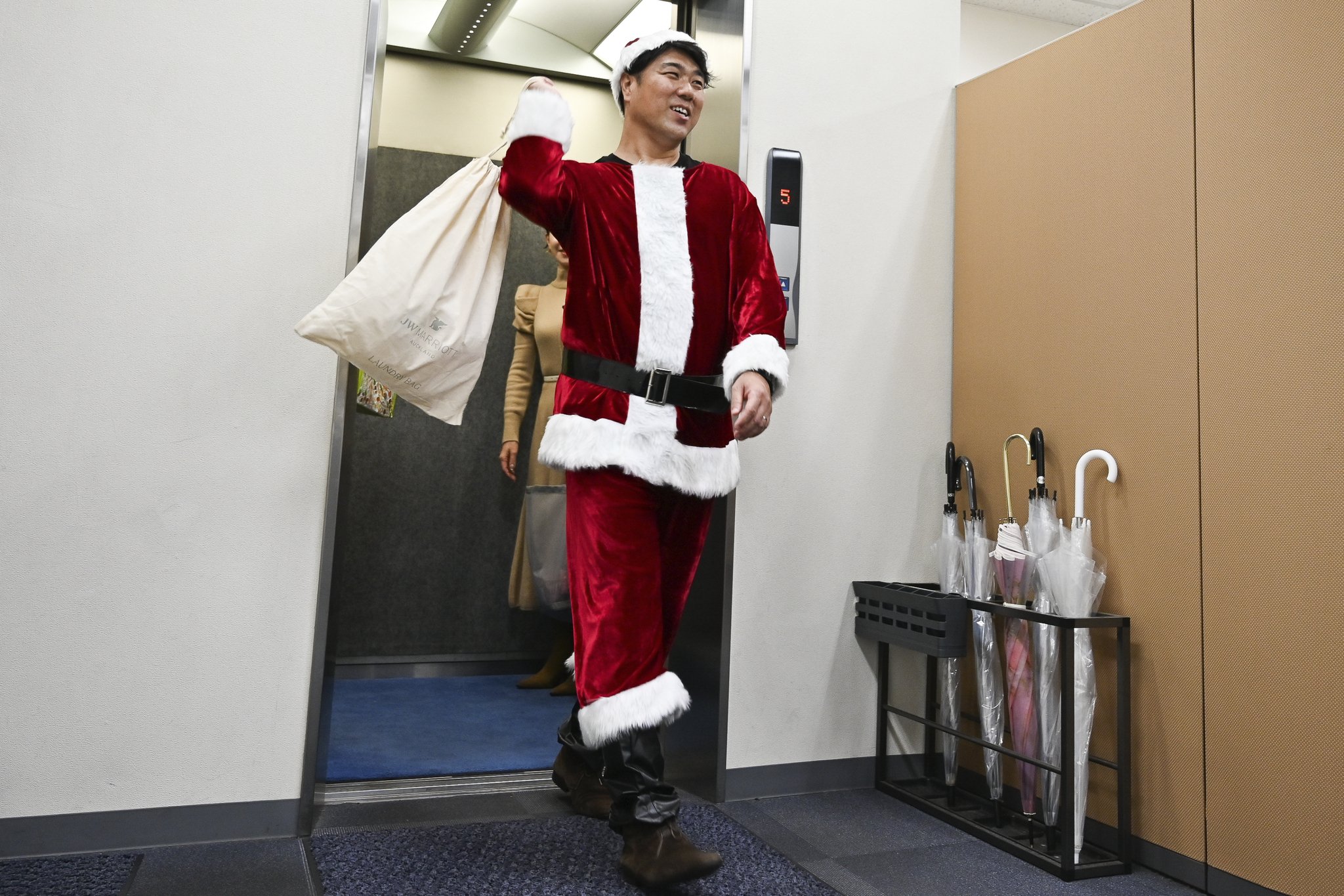 クリエイトにサンタがやってくる！？～社員へ1年の感謝を込めて