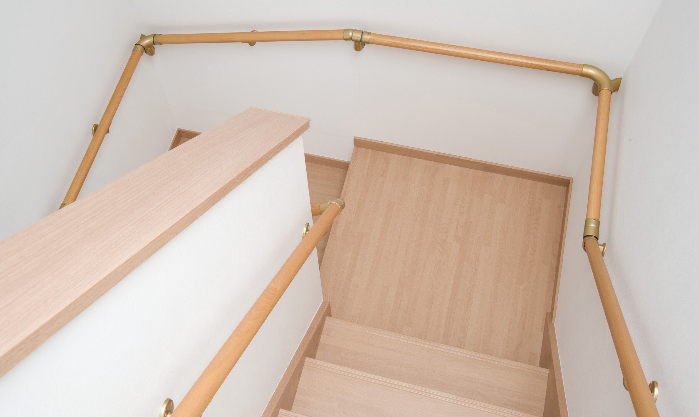 手すりのえらび方【階段・廊下】｜マツ六開発企画部のひとり