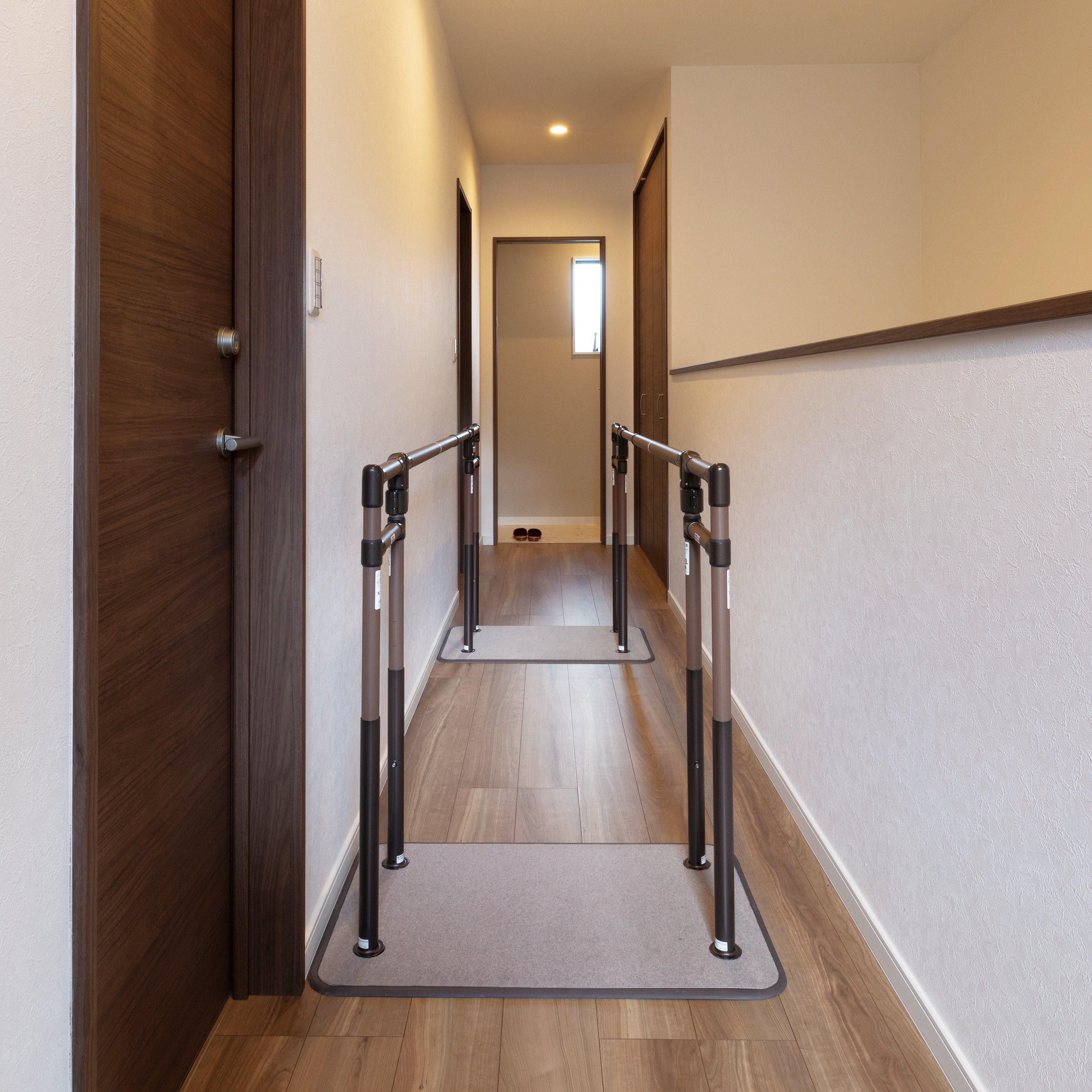 手すりのえらび方【階段・廊下】｜マツ六開発企画部のひとり