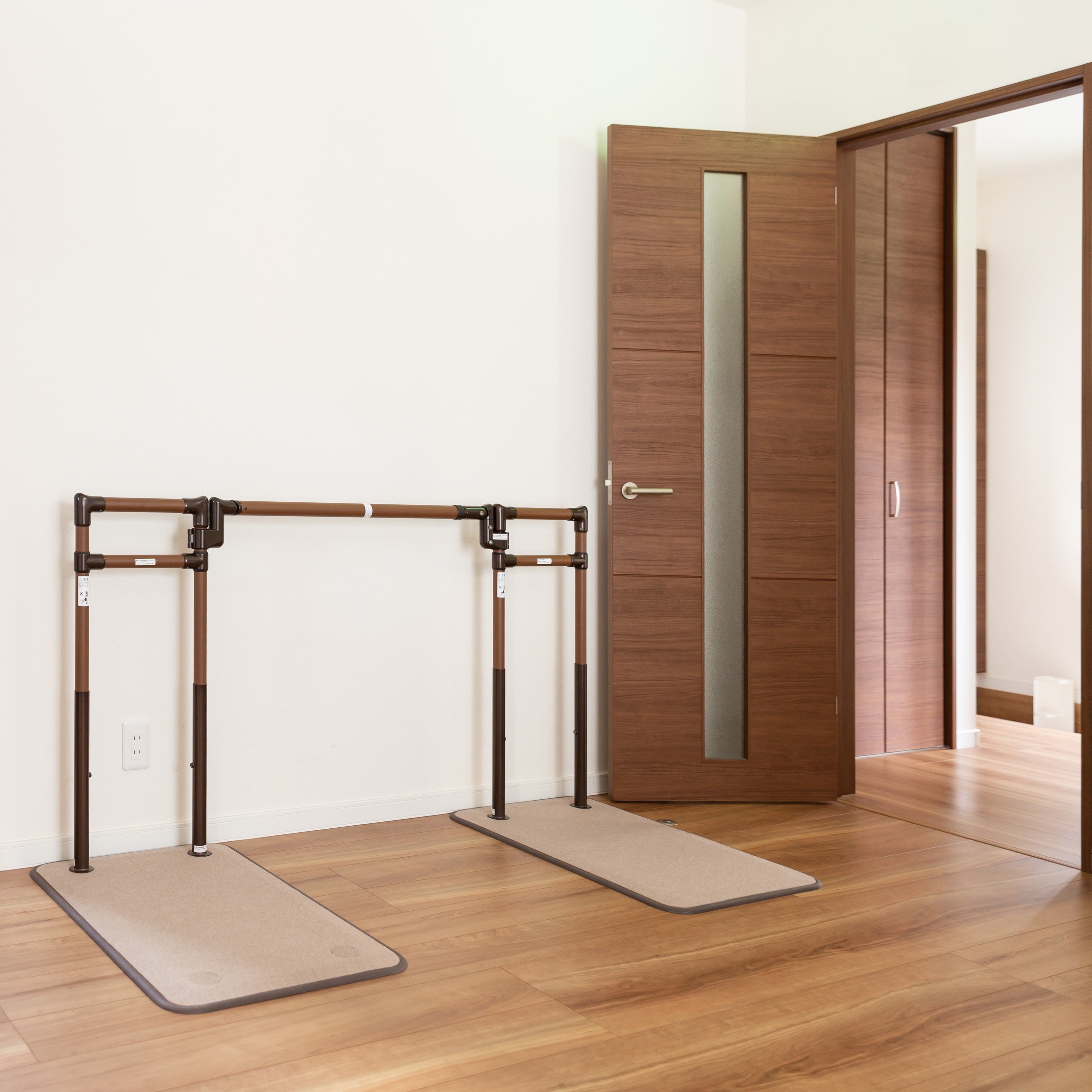 手すりのえらび方【階段・廊下】｜マツ六開発企画部のひとり