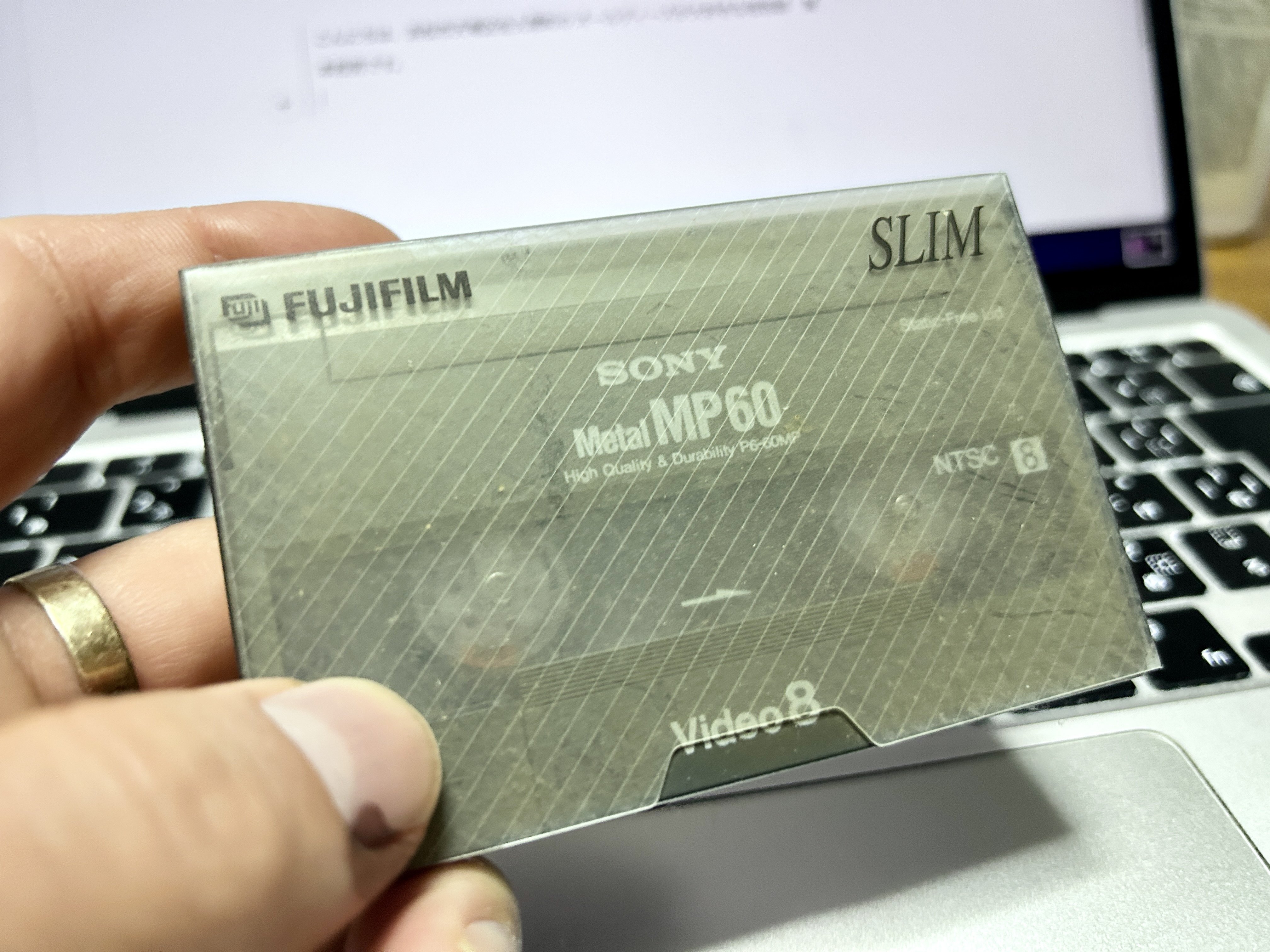 VHSや8mmビデオの懐かしい思い出を、DVDにダビングしてもらう。｜浜松