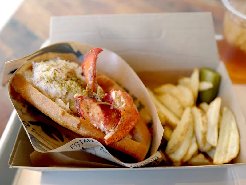 The Happiness of a Lobster & Crab Roll｜サカキシンイチロウ