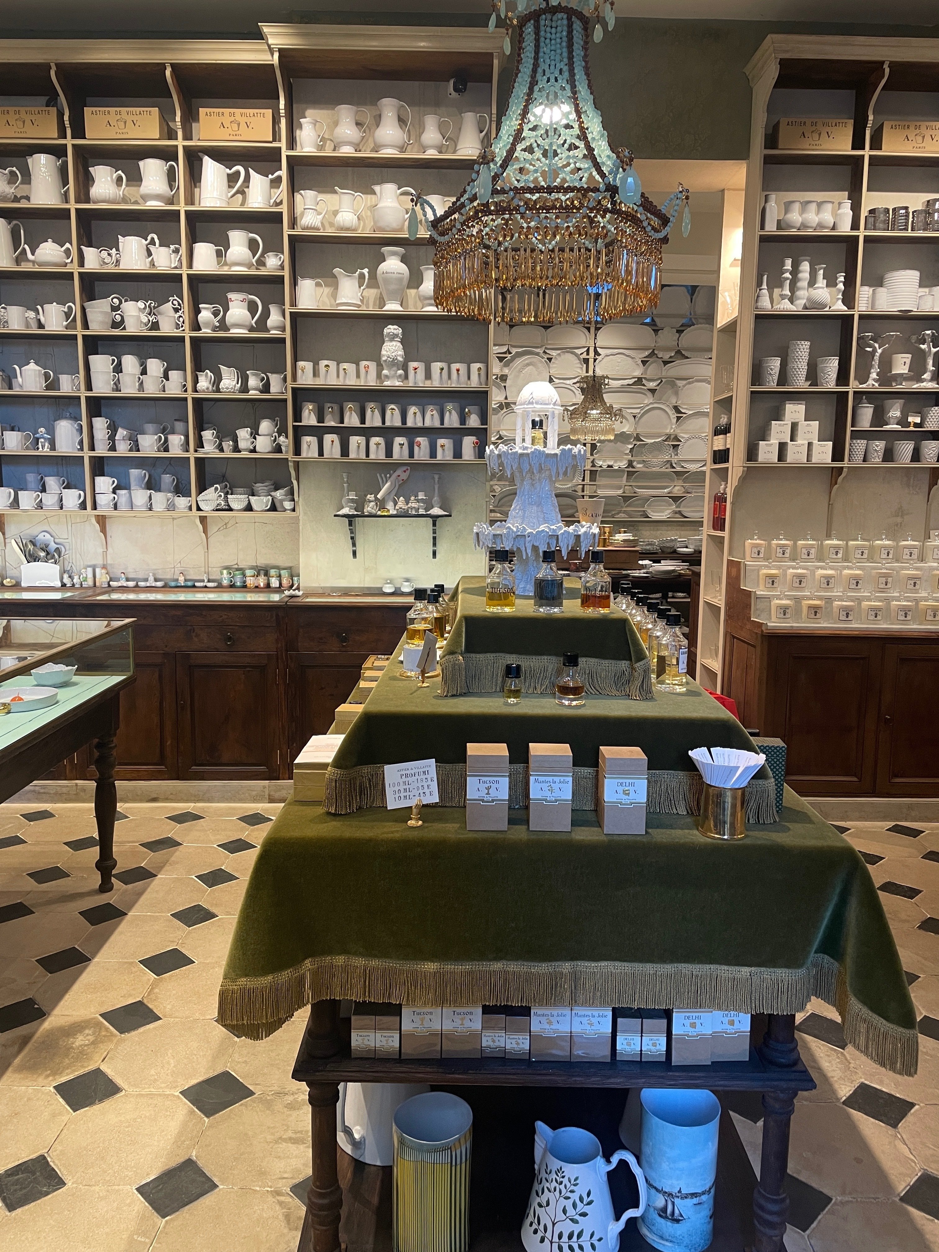アスティエ・ド・ヴィラット（Astier de Villatte）：白の釉薬が