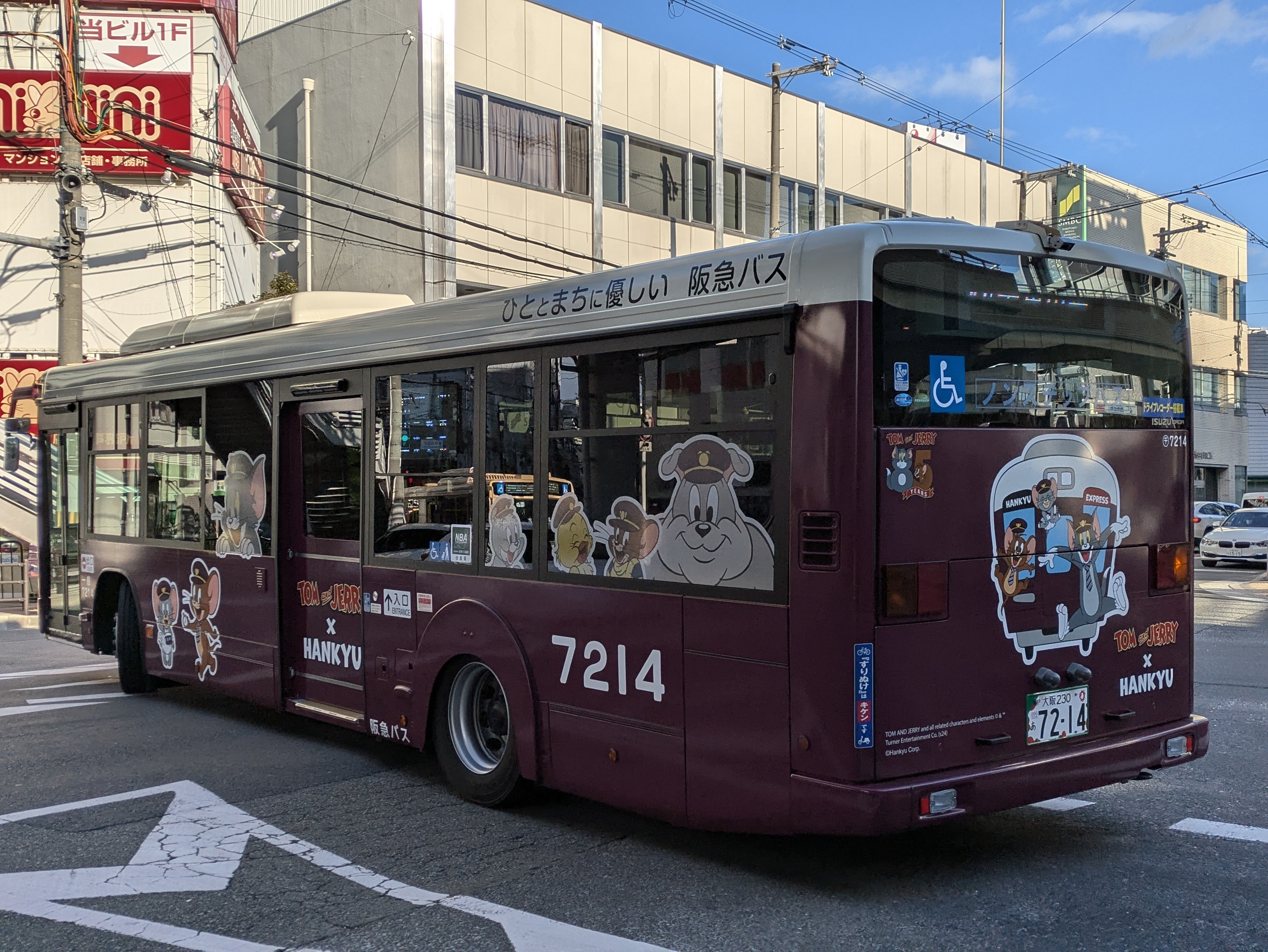 2つのトムとジェリーのラッピングバス｜バスたろう