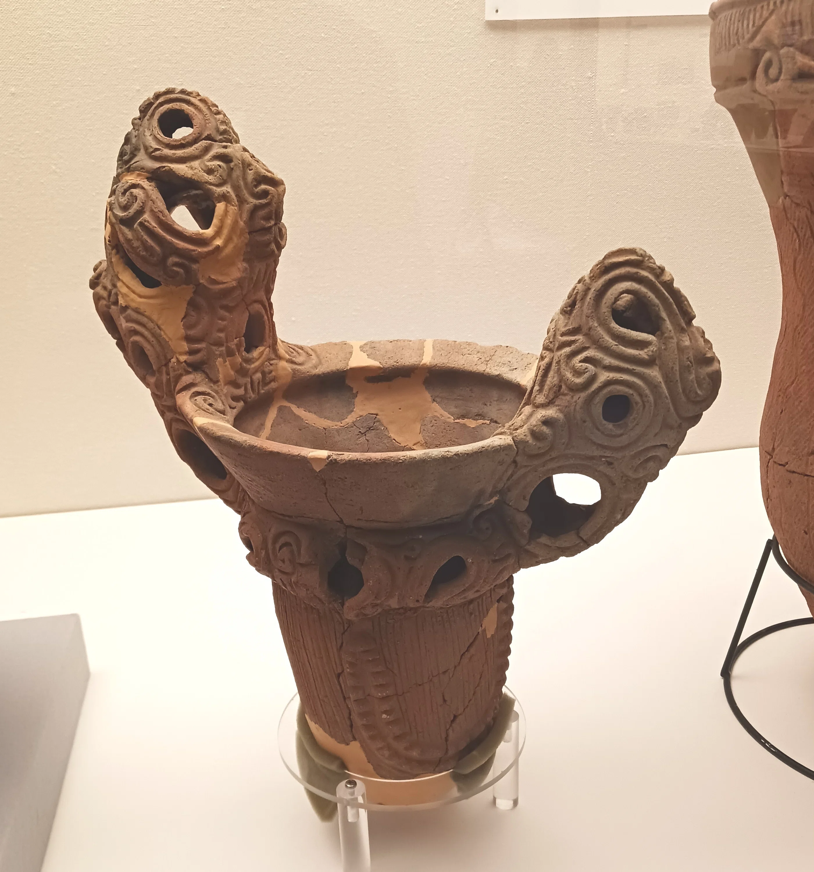 本物の縄文中期土器★(横浜市出土)、土器2点、他黒曜石矢じり９ケ 神奈川の縄文土器 ー 横浜市歴史博物館 企画展「縄文ムラの繁栄」より