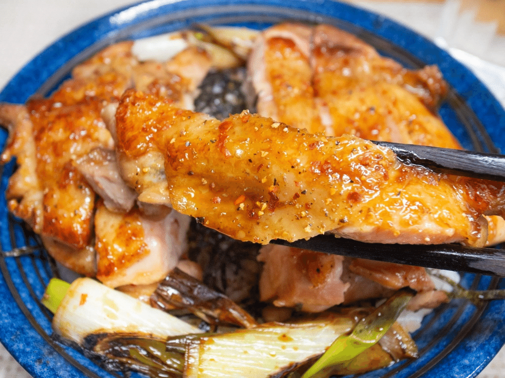 鶏の照り焼き丼、玉ねぎとニラのお味噌汁｜movinow
